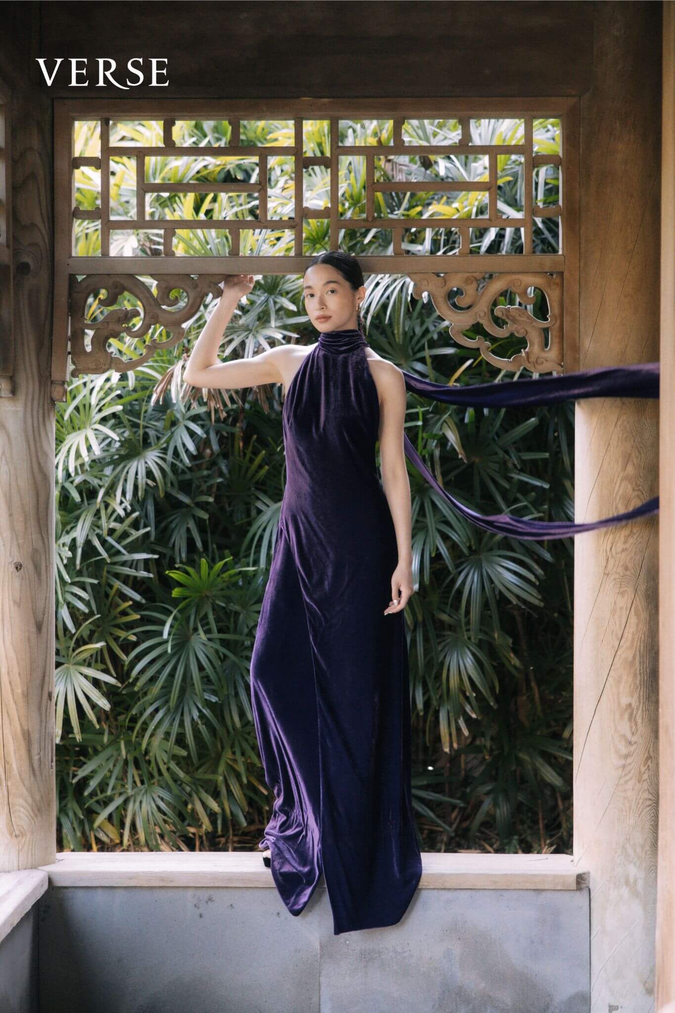 紫色絲絨露背長禮服、露趾高跟涼鞋 by Ralph Lauren；金色方形耳環  by PANDORA 