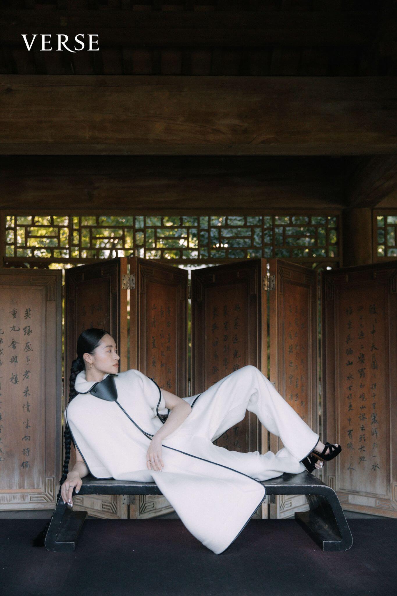 白色斗篷式毛呢外套、白色毛呢長褲  by Louis Vuitton；露趾高跟涼鞋 by Ralph Lauren；金色方形耳環，金色戒指  by PANDORA 