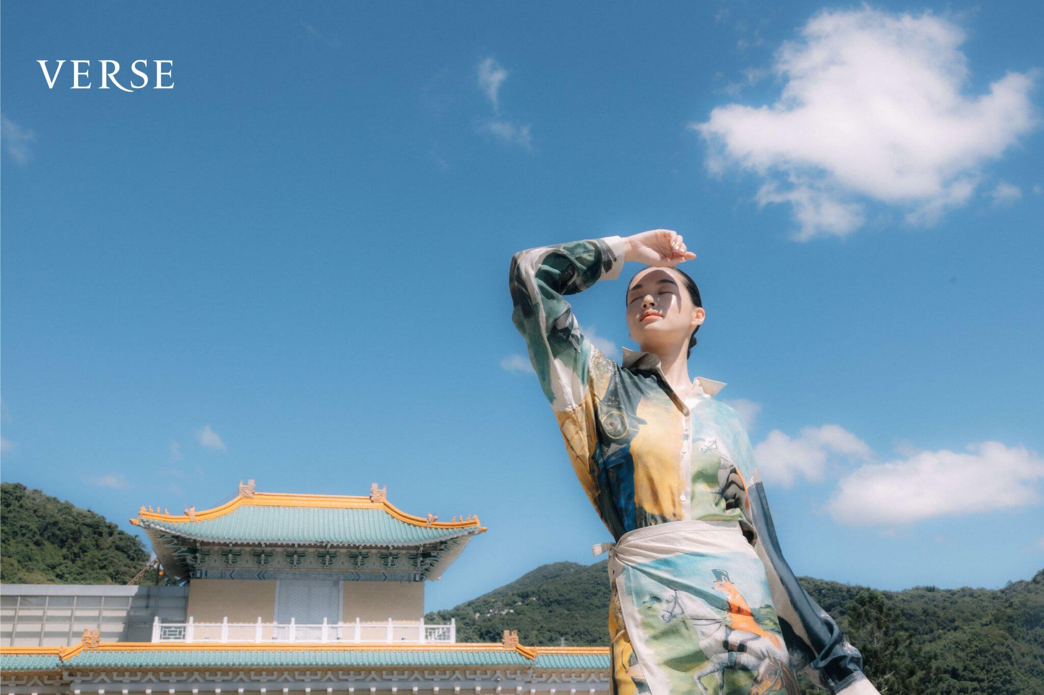 滿版古典藝術印花襯衫、滿版古典藝術印花長裙 all by MOSCHINO；紅色水晶鑽釦高跟拖鞋 by Jimmy Choo