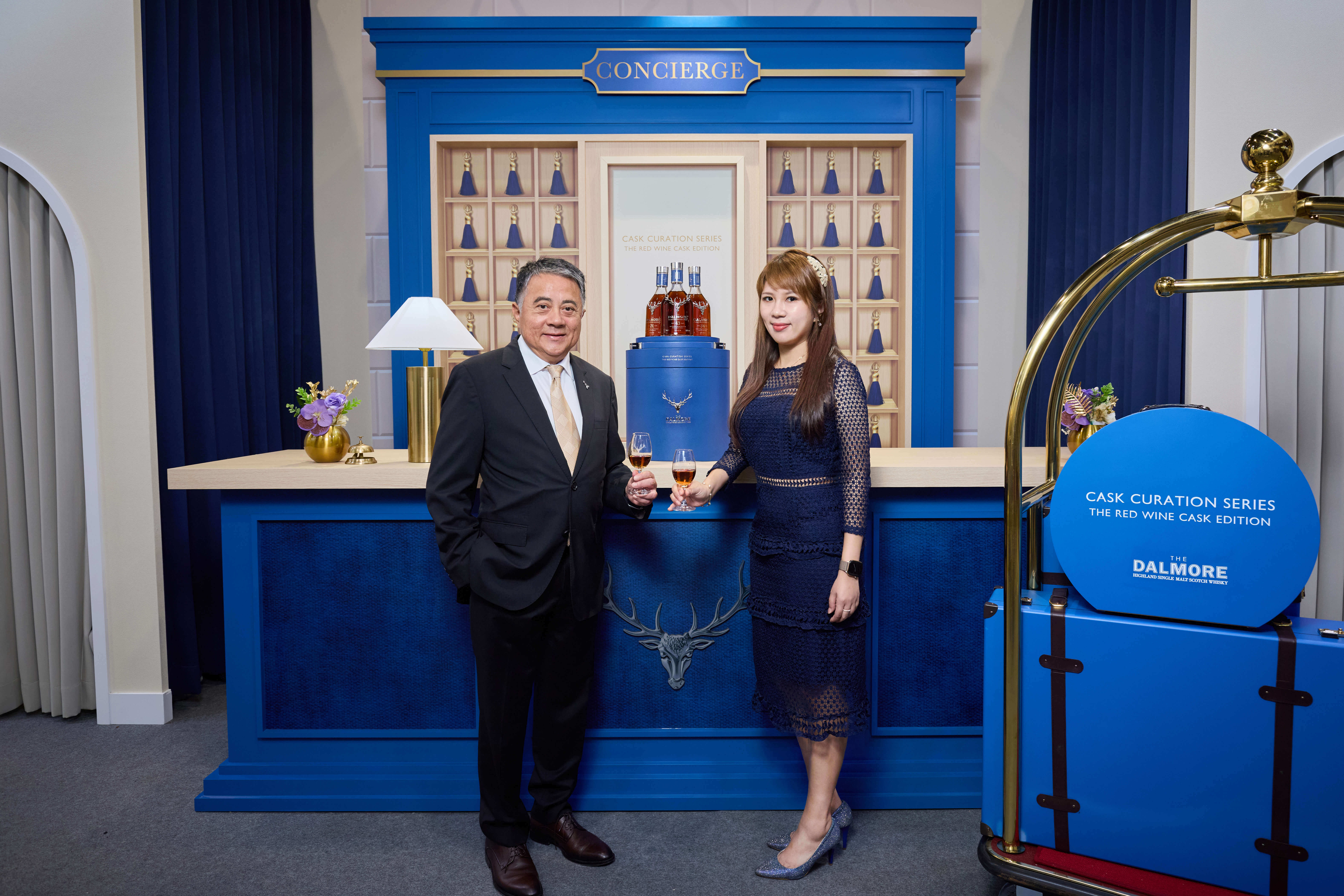 尚格酒業 奚大寧董事長、行銷總監 張介怡在Art Taipei展場,首度揭示《大摩奧藝桶藏系列-2025紅酒桶版》。