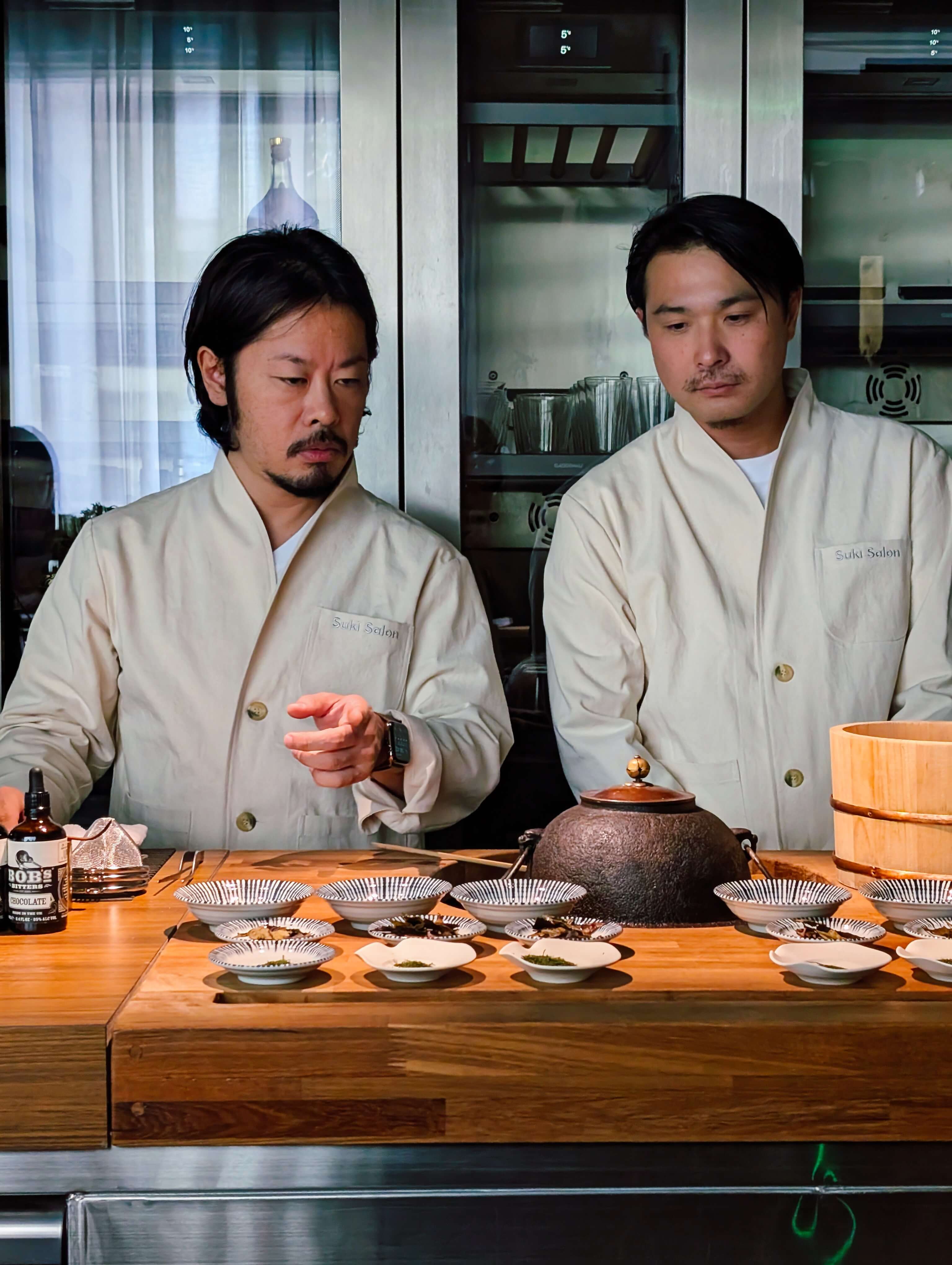 南雲主于三與他的首席門徒、頂尖調酒師Kaoru Takii。圖片／高麗音