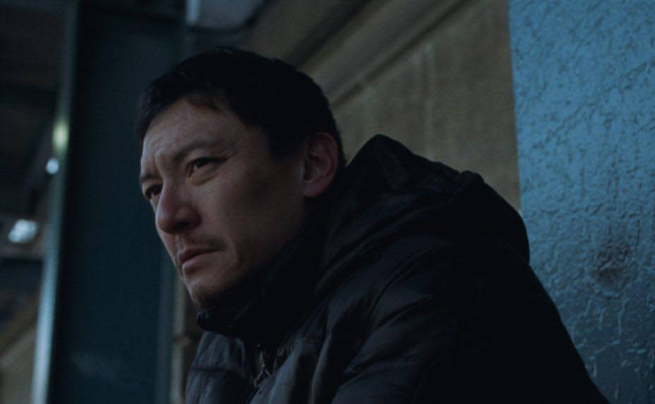 張震在《幸福之路》飾演靠外送勉強維生的父親盧家成。