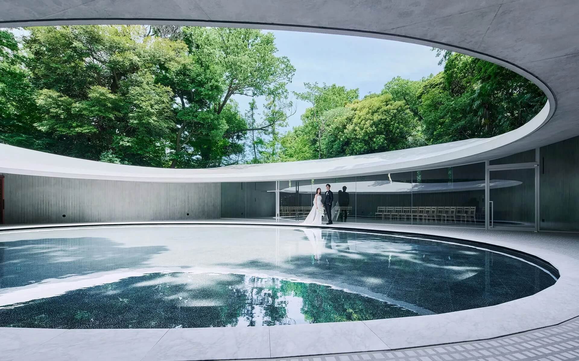 「慶典廳」則由建築師山崎健太郎操刀設計，以「源」為理念，大廳中央設有象徵生命起點的水池。