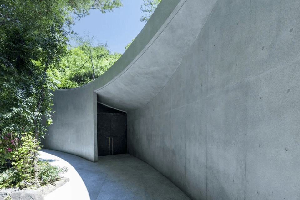 格子門由工匠精心手工打造，金屬板如布料般編織而成。