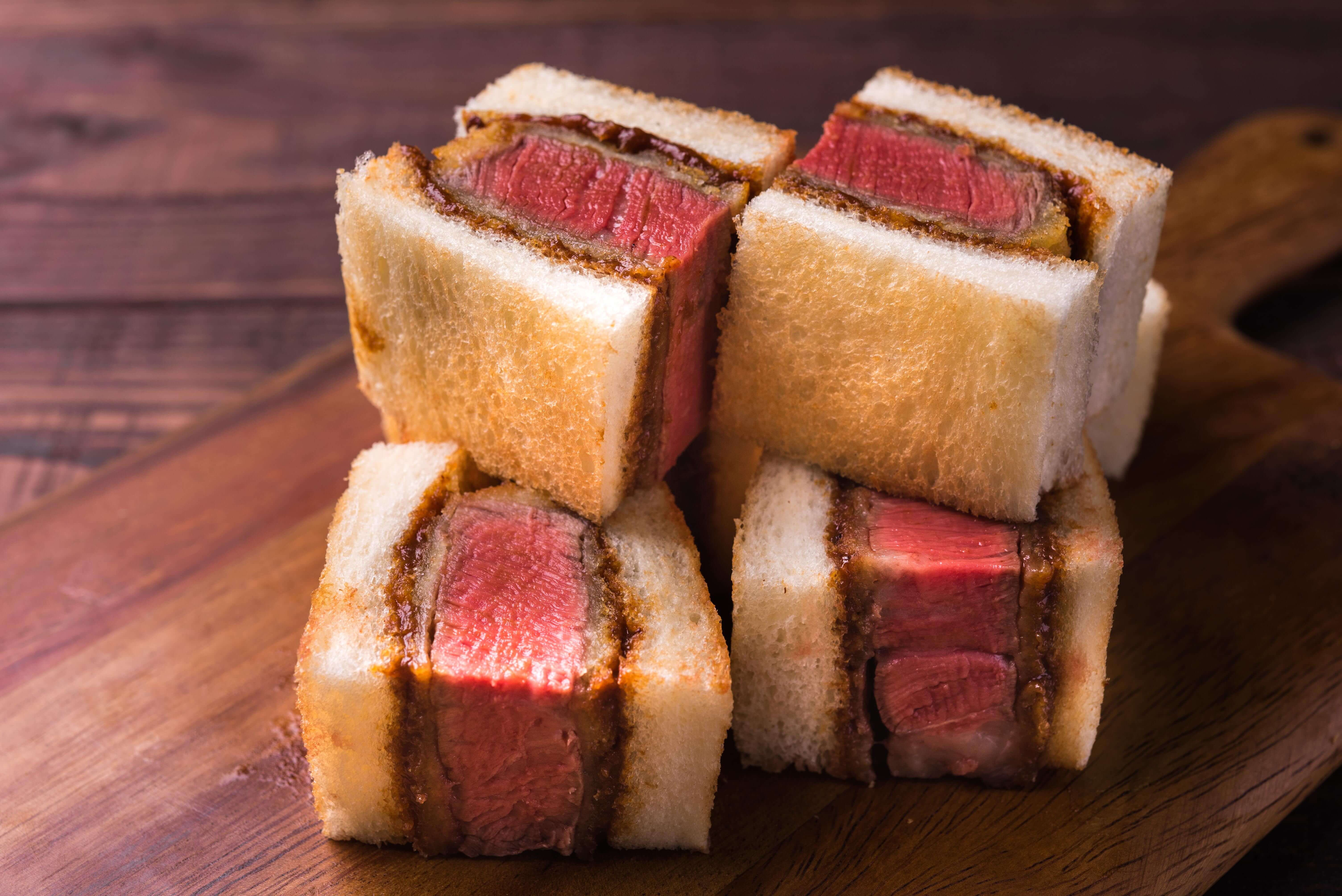 主廚精選日本A5和牛製成的「A5和牛菲力三明治」是日本店內人氣品項之一，口感外酥內嫩、肉汁鮮甜飽滿，佐以自製牛肉汁提味，襯托和牛鮮美豐腴的滋味。