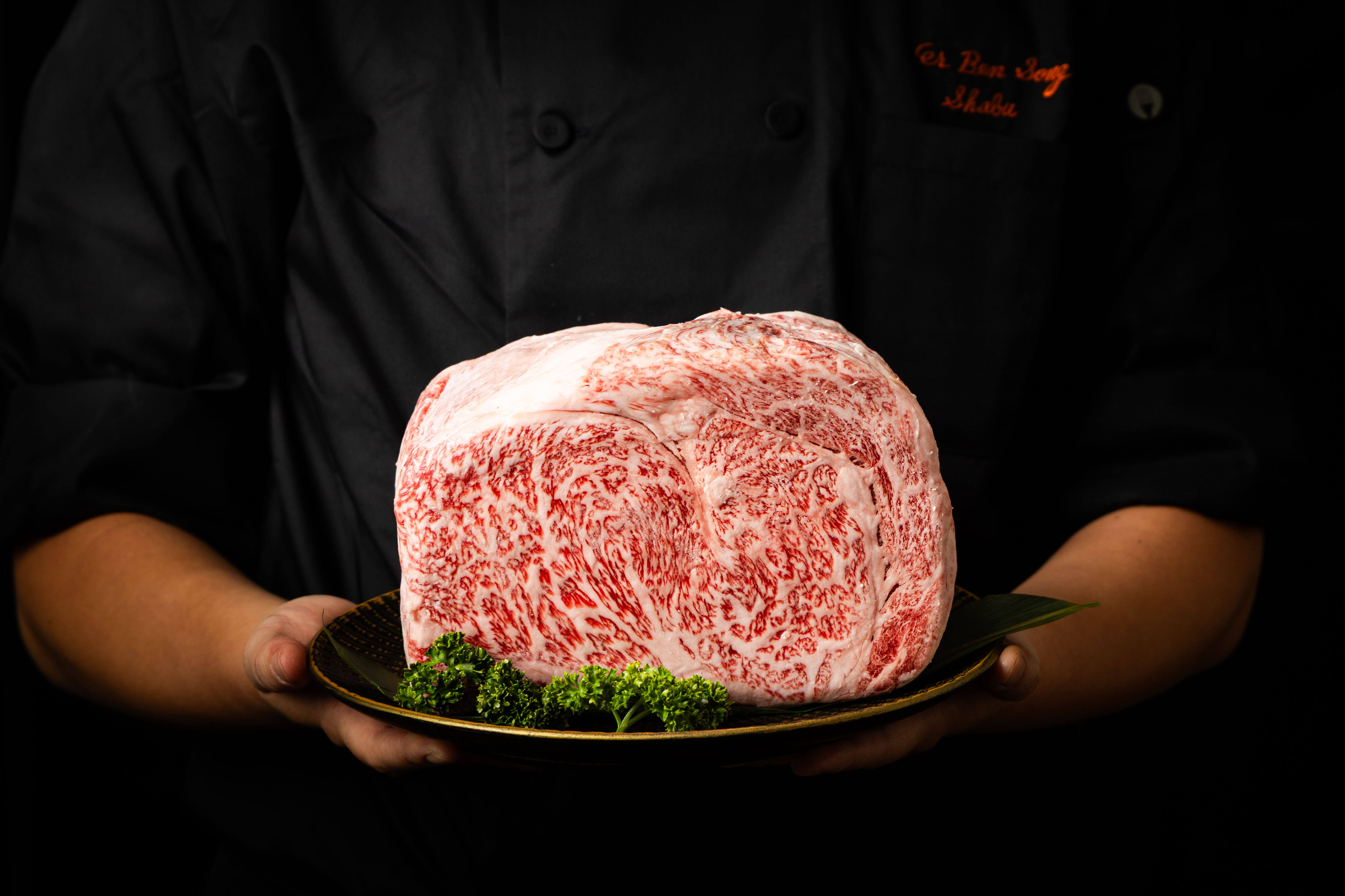 「松銘柄牛」油花分布均勻，玫瑰色澤十分誘人。