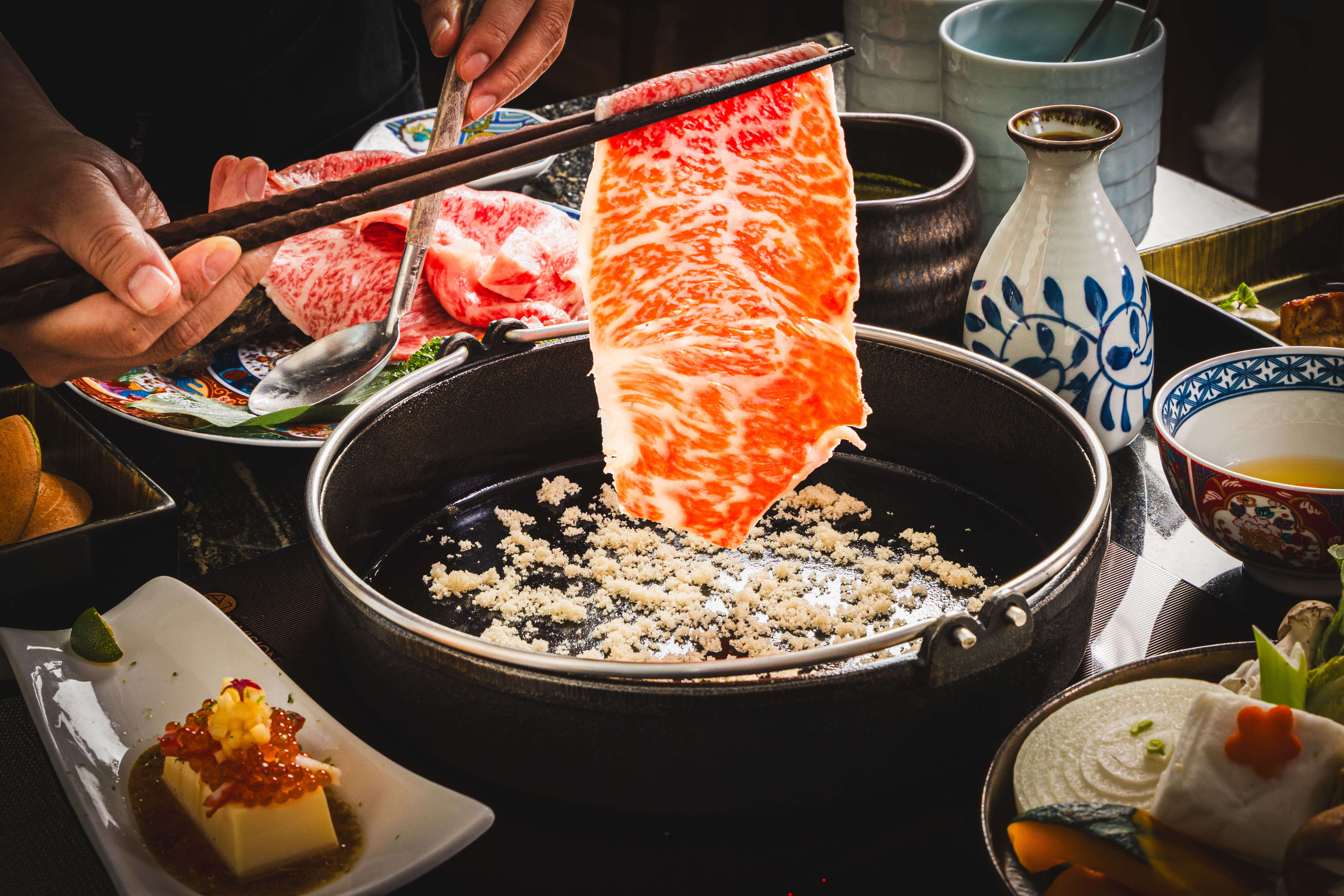 鑄鐵鍋小火煎製肉片，完美融合肉香與脂香。