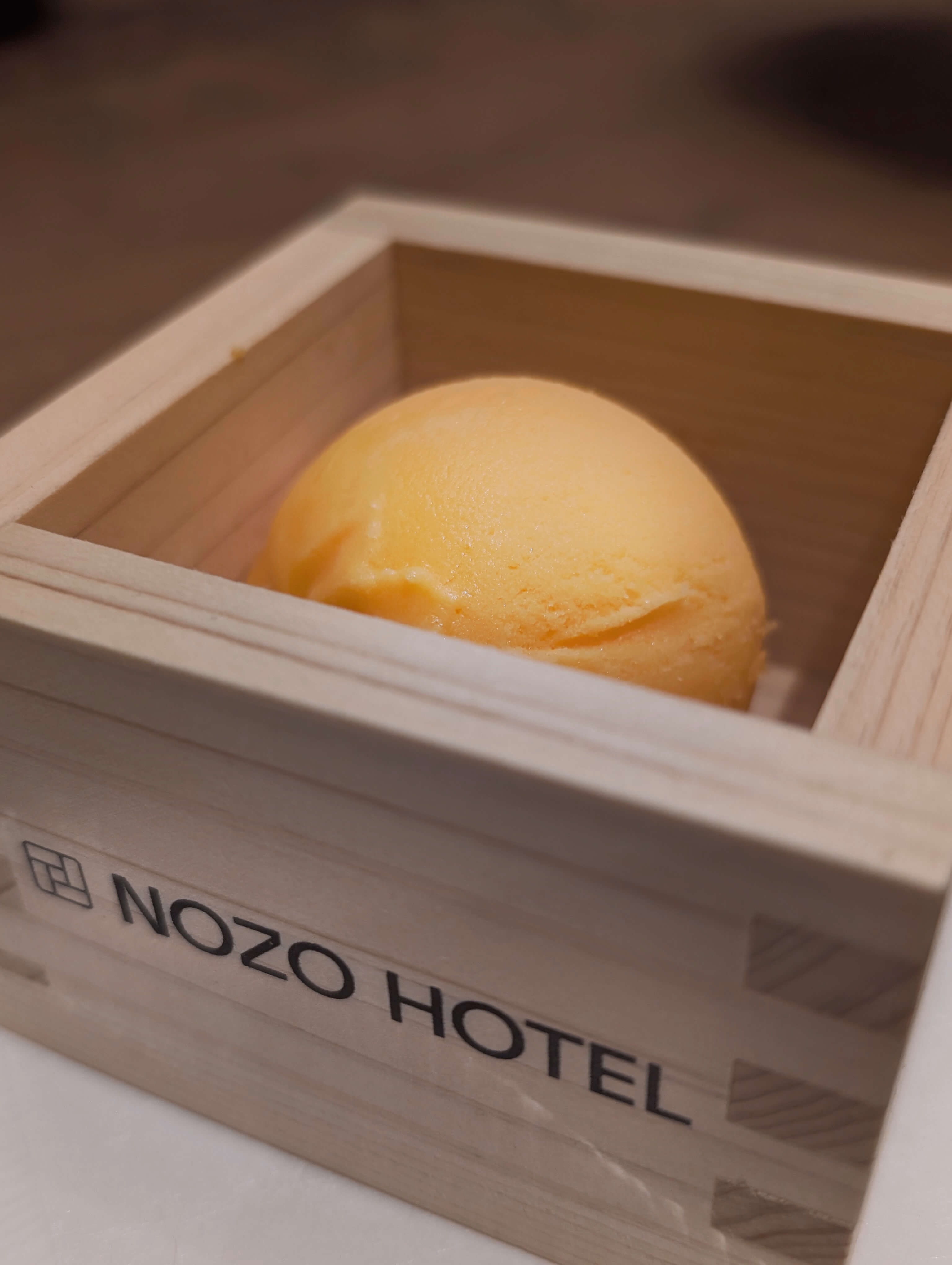 Nozo Hotel以「酒枡」盛裝北海道哈密瓜冰淇淋。