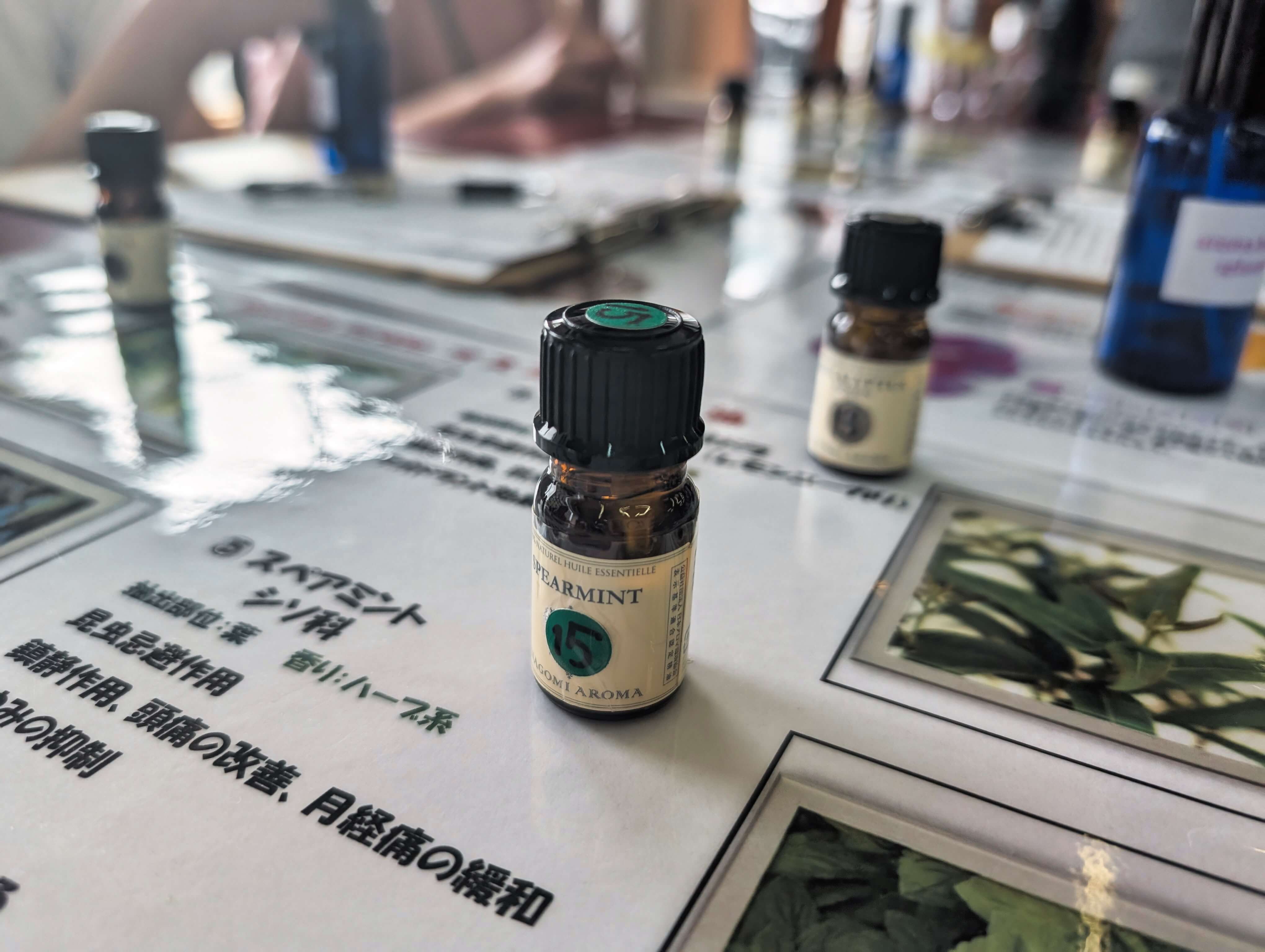 Nozo Hotel為旅人安排調製精油的客製體驗課程。