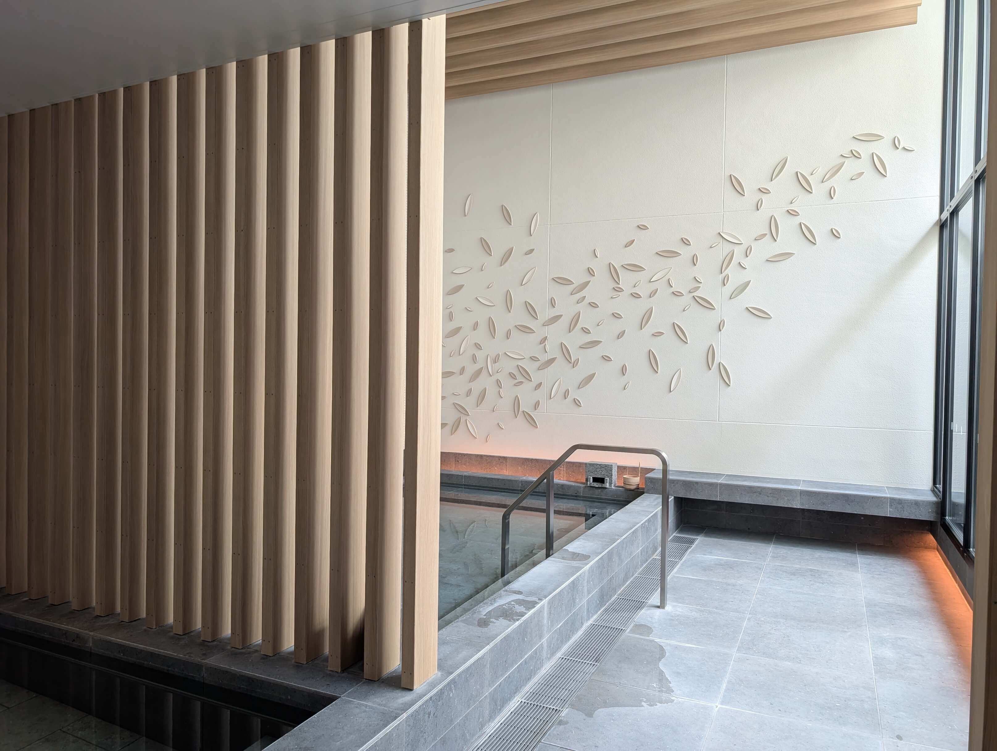 Nozo Hotel泡澡區「Sugi Spa」天井灑落自然光，是旅人享受緩慢的空間。