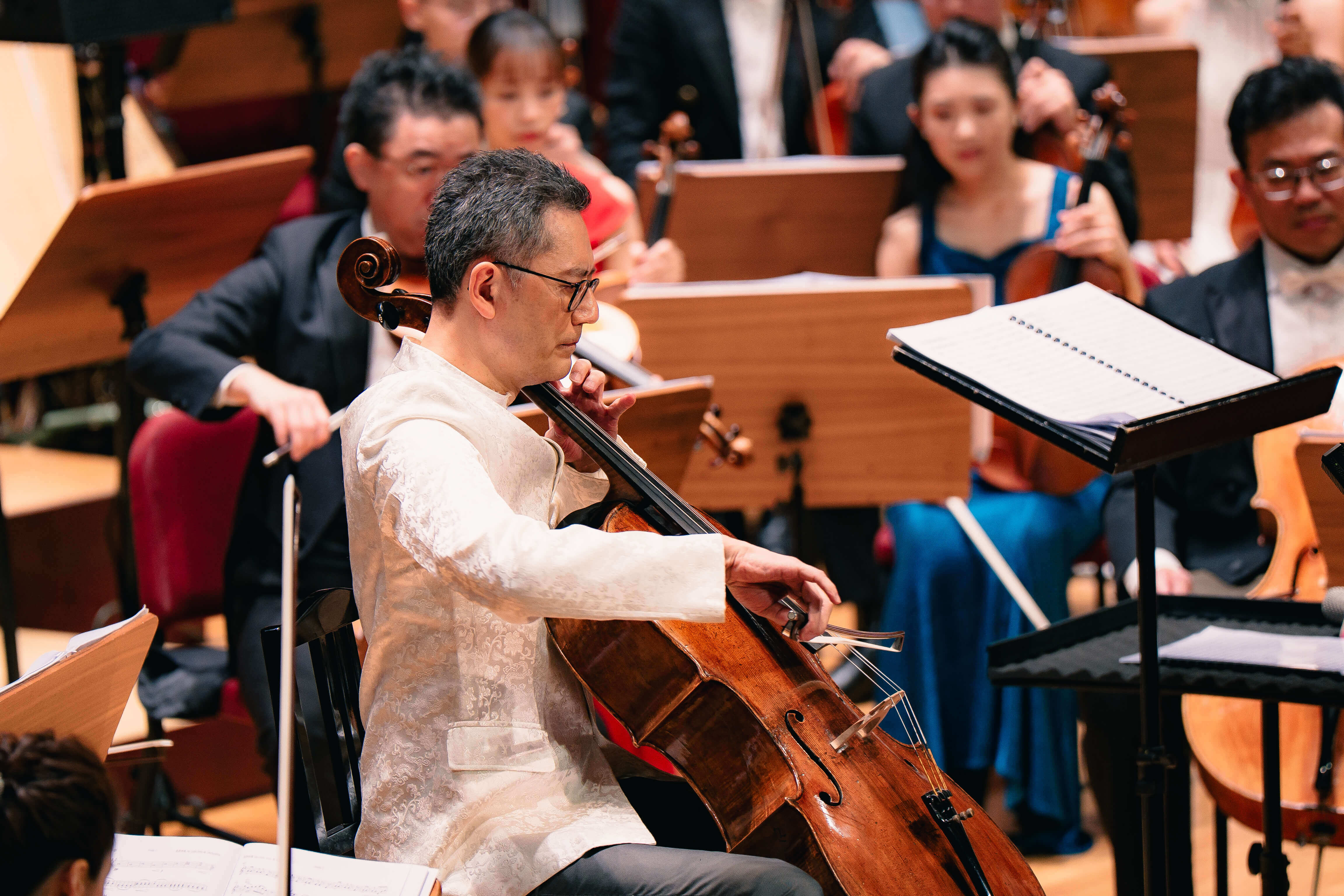 大提琴家 楊文信 在《港都綺緣》曲中帶來飽富音樂性的動人獨奏。