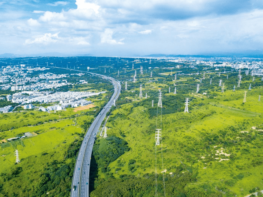 為實現 2050國家淨零轉型目標，台電正加速讓再生能源成為主力電源，但越多風電、光電併網發電，電網就得越穩固。（照片提供：台電）