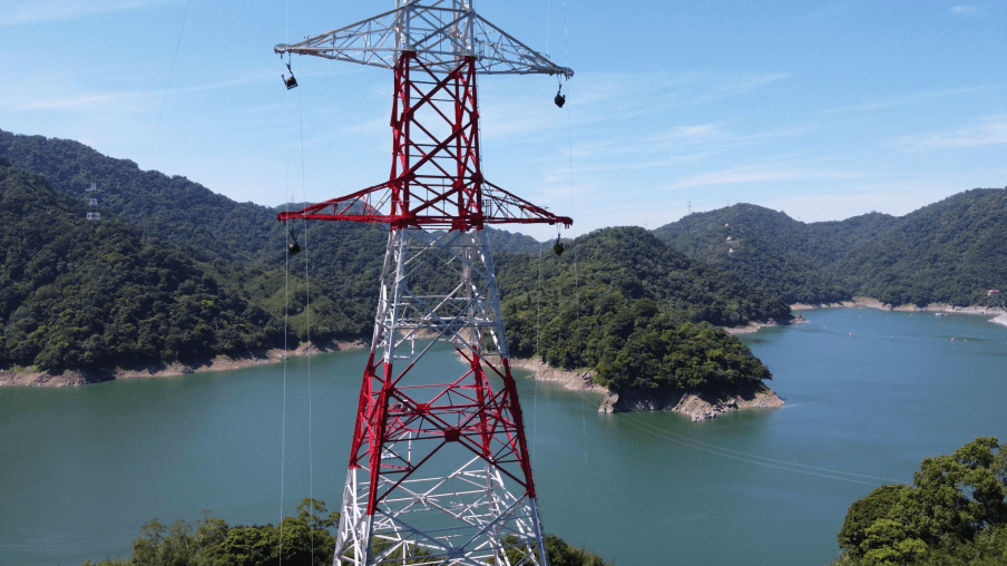 超一路「345kV板橋~龍潭線」行經石門水庫時，線路必須跨越山巒及水域的地形限制，其中最長一段架空線路跨距達960公尺，是國內輸電線路工程之壯舉。（照片提供：台電）