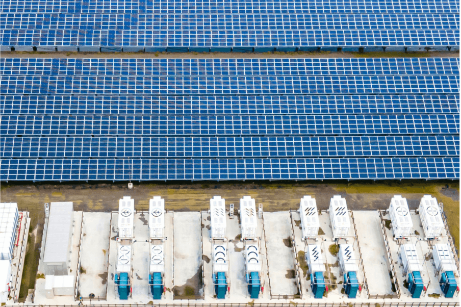 儲能系統能及時上陣接受調度穩定供電，圖為臺南鹽田光電案場。（照片提供：台電）