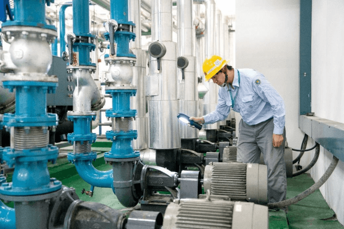 台電人員使用照明設備檢視空調機房情況。(地點：臺北西區營業處，照片提供：台電)