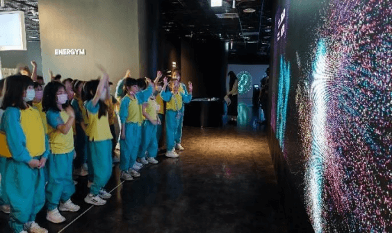 小朋友參觀電幻1號所的照片時，操作之照片。（照片提供：台電）