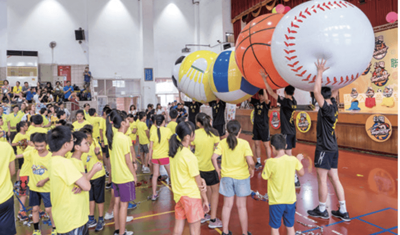台電的Fun電營，邀請到台電6支球隊的球員擔任教練，包含排球、籃球、羽球、棒球和足球等，到各縣市舉辦教學營隊。（照片提供：台電）