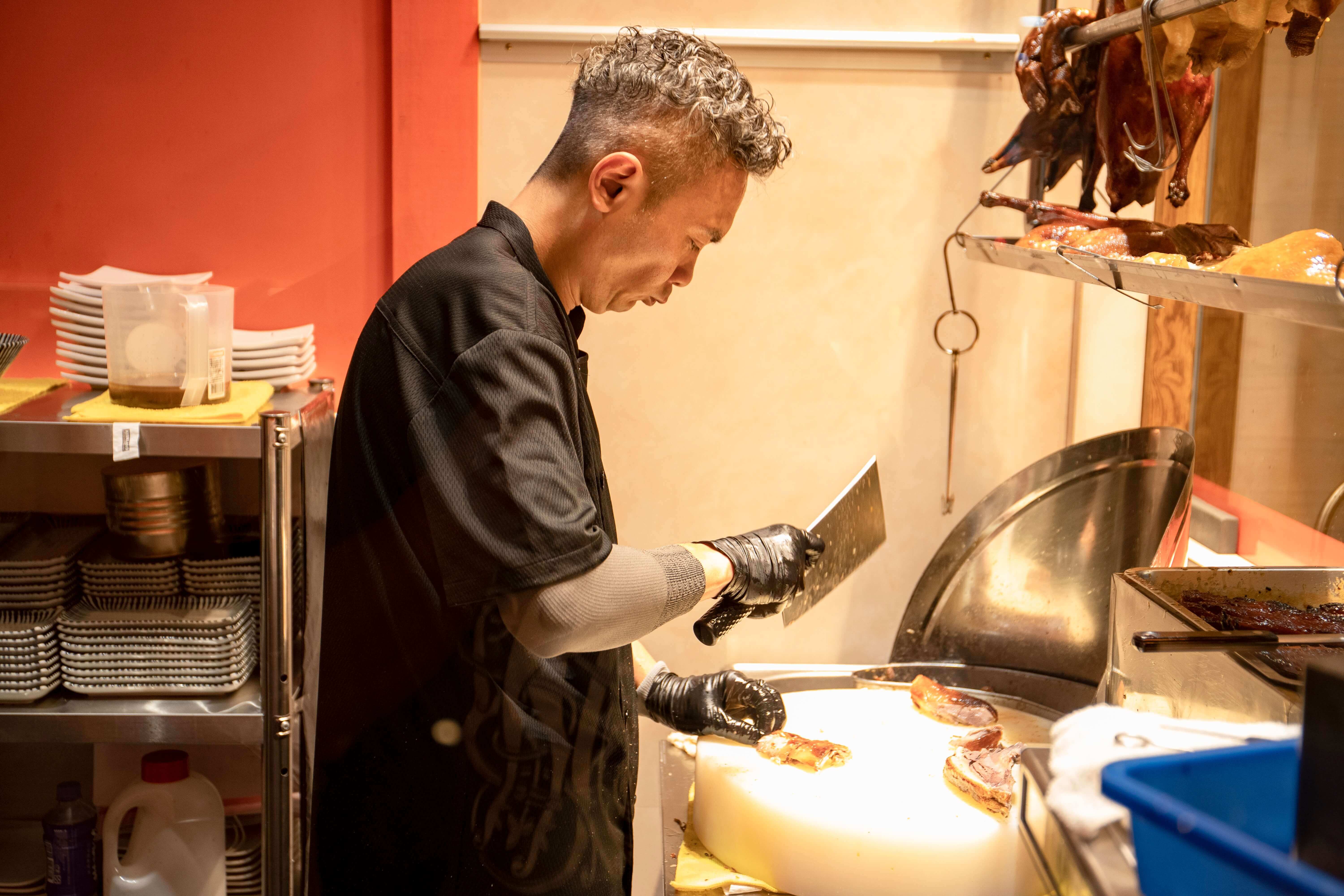 新光烏鬃鵝港式餐廳 主廚阿Kan，曾在香港任米其林二星燒臘主廚。