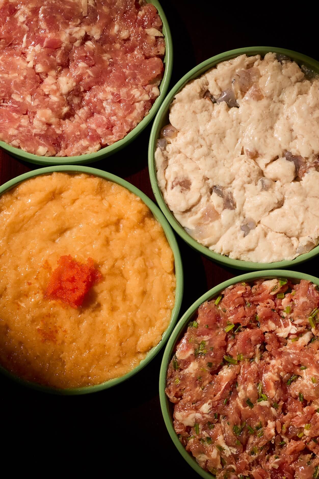 手工荸薺丸子、手工蝦滑、手作魚籽豆花、手工香菜丸子。