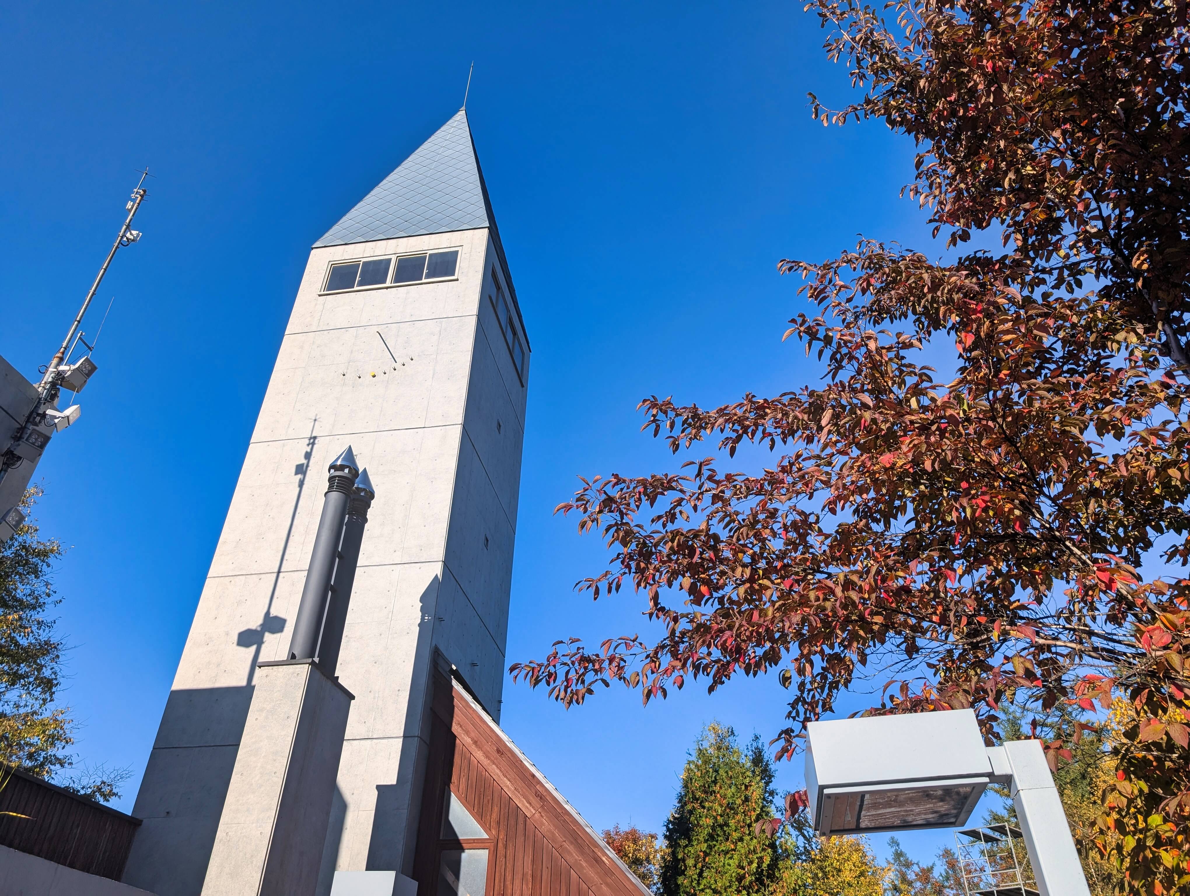 「白金BIRKE」塔樓牆上的日晷，你看得懂古老時計嗎？