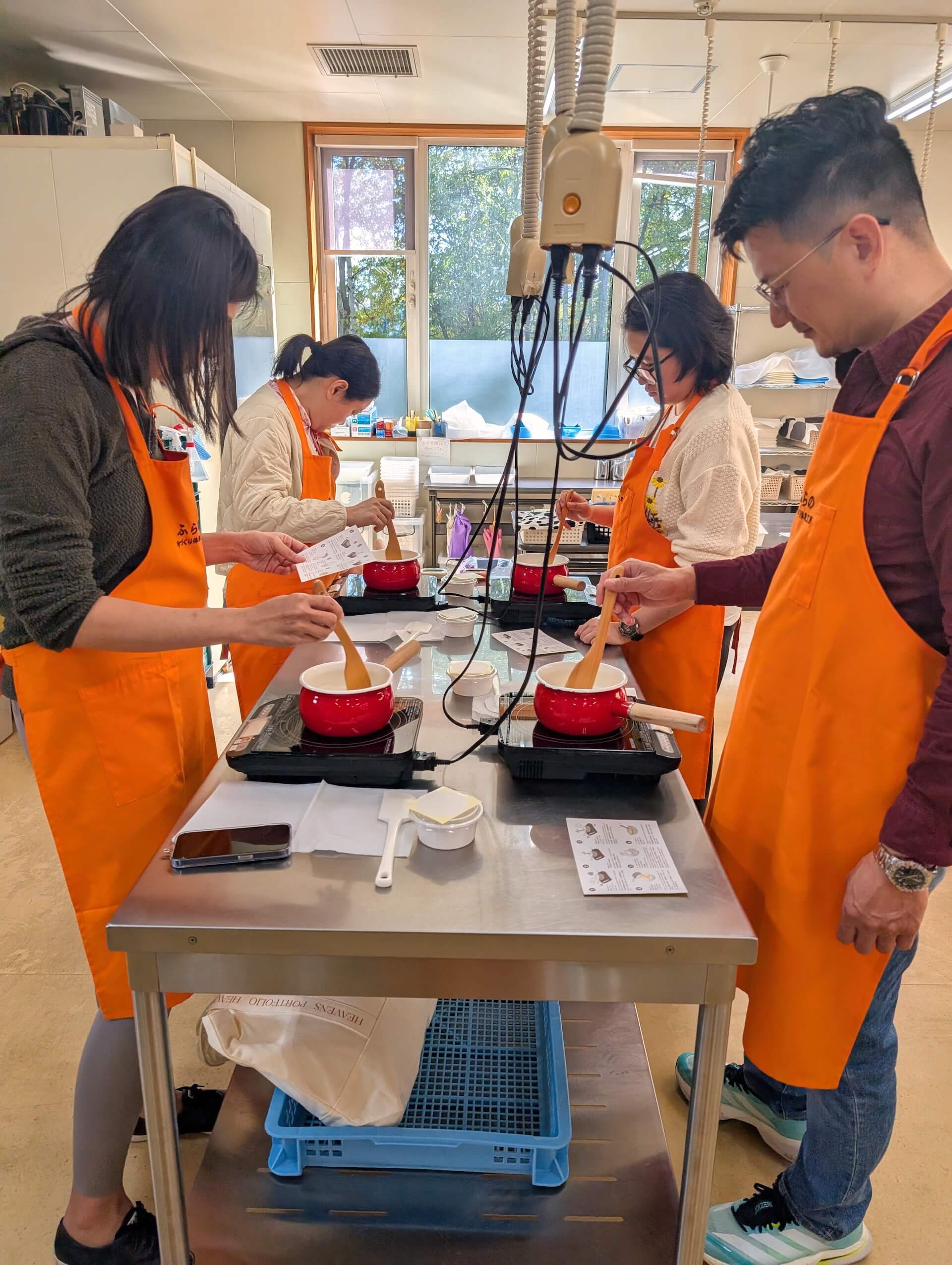 手把手教導製作新鮮起司、品嚐起司窯烤披薩，是來富良野的熱門行程。