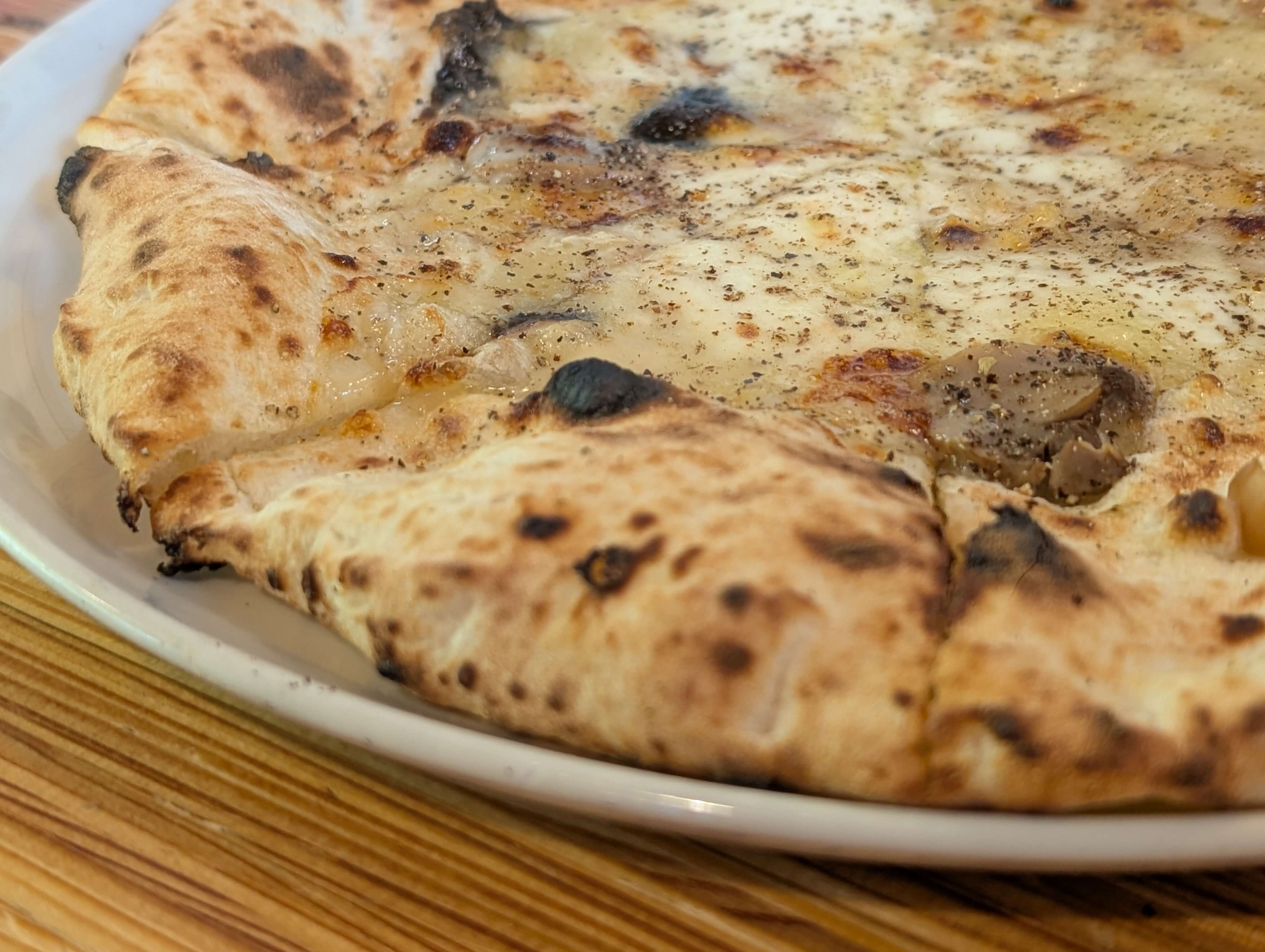 當你體驗用牛奶和鮮奶油做出馬斯卡邦起司、畫上自己專屬的包裝後，還能逛上幾小時並享受窯烤披薩。