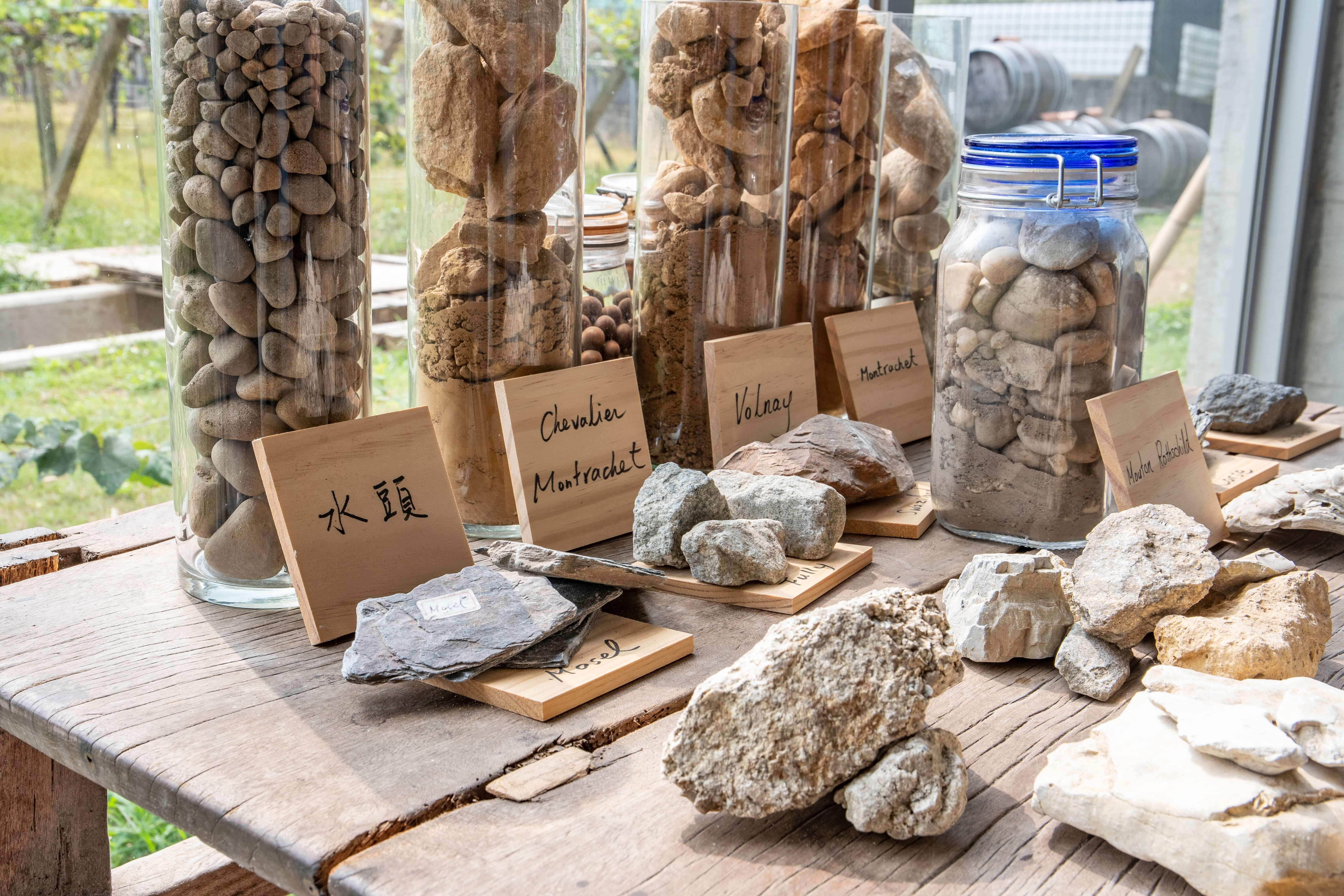 陳千浩蒐集來自世界各葡萄酒產區的土壤岩石，台中「水頭」亦在其中。