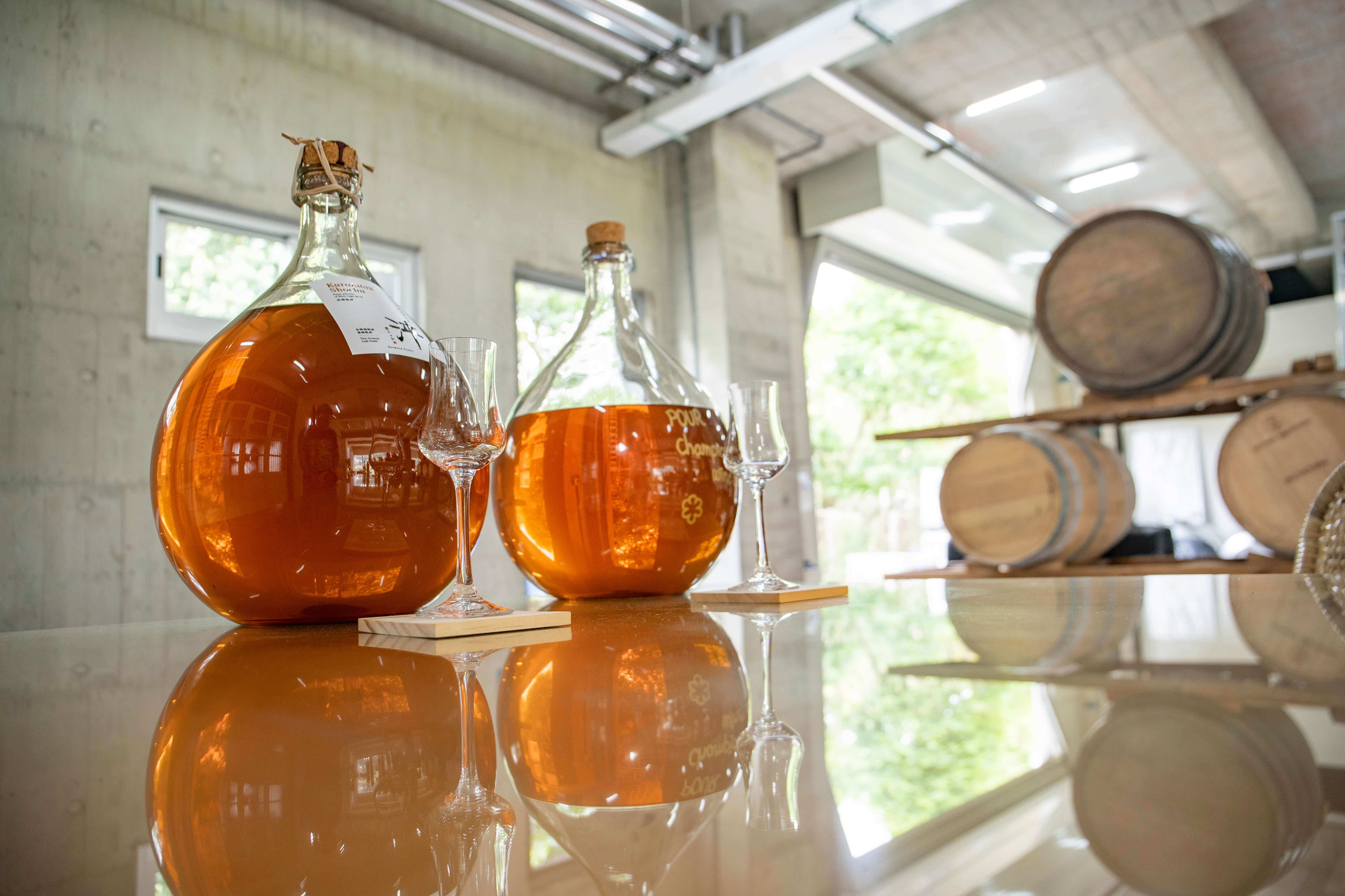 台灣黑砂糖燒酎金牌，以義大利訂製玻璃容器裝盛，為許多高端餐廳與米其林指名使用。