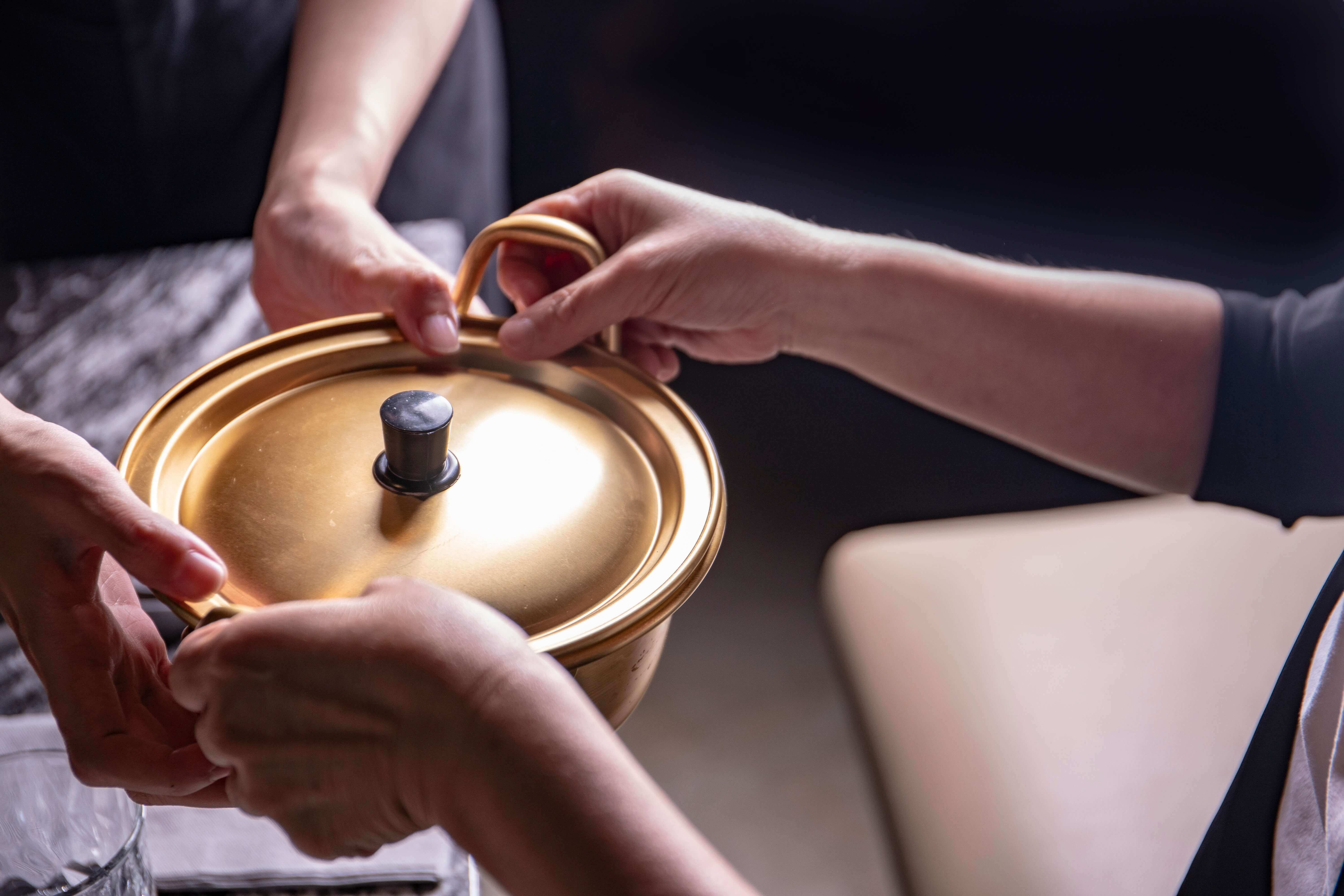 以山東鴨頭為靈感的料理〈怪怪的〉有與客人一起翻鍋的有趣小互動。