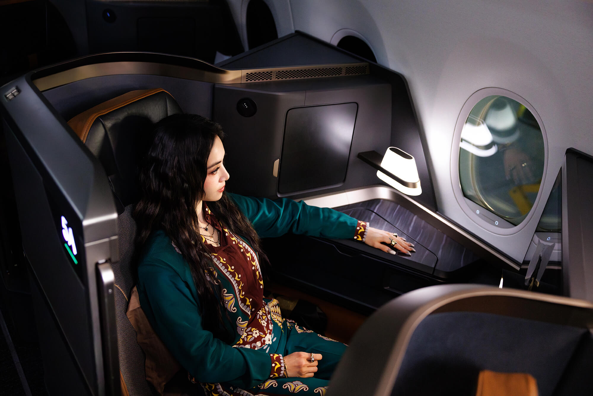 MV以「座位5A」為故事起點，展開一段與過去自我對話的旅程。