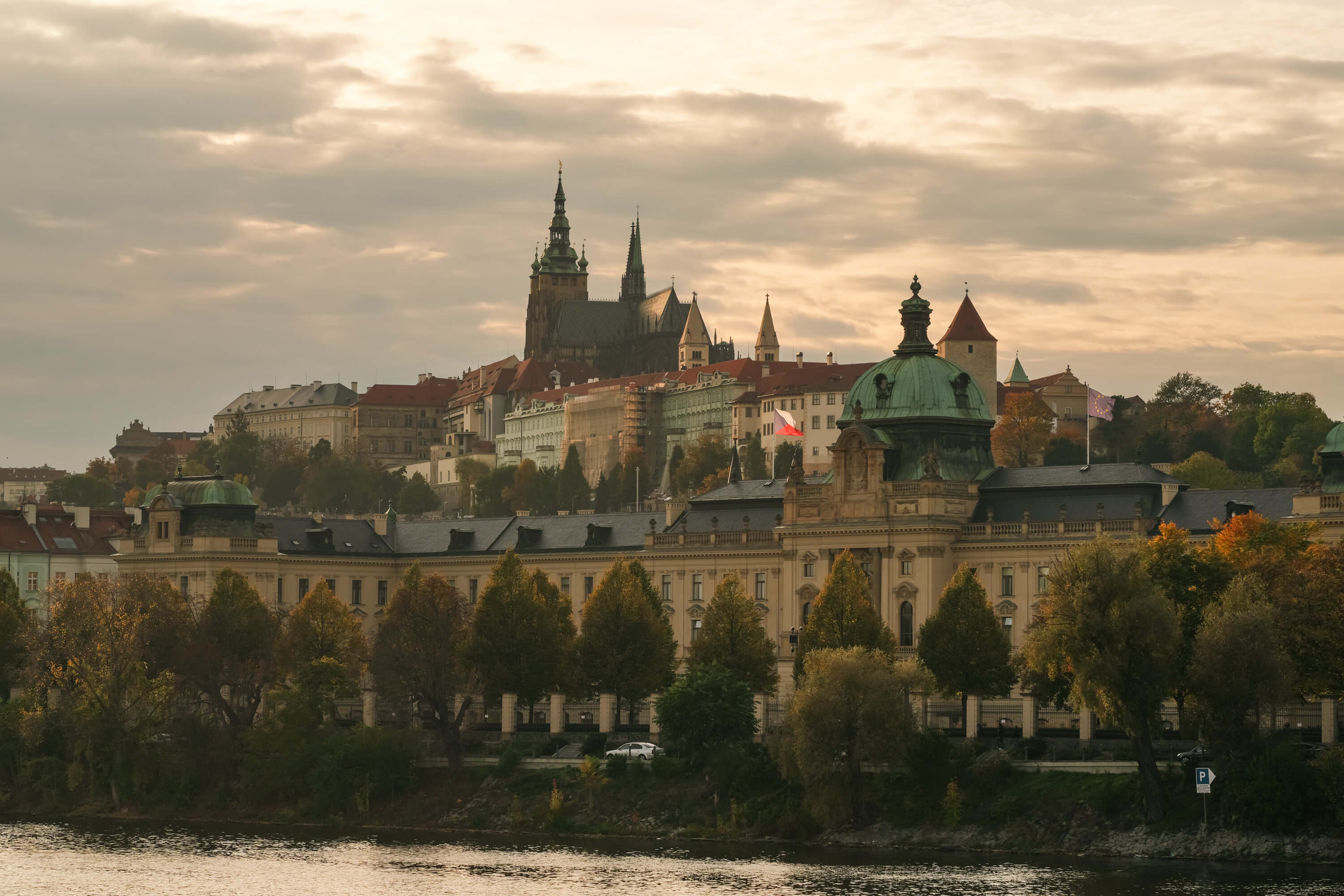 布拉格是捷克的首都與最大城市，位於歐洲中心地帶，地理位置極佳且擁有豐富觀光資源。