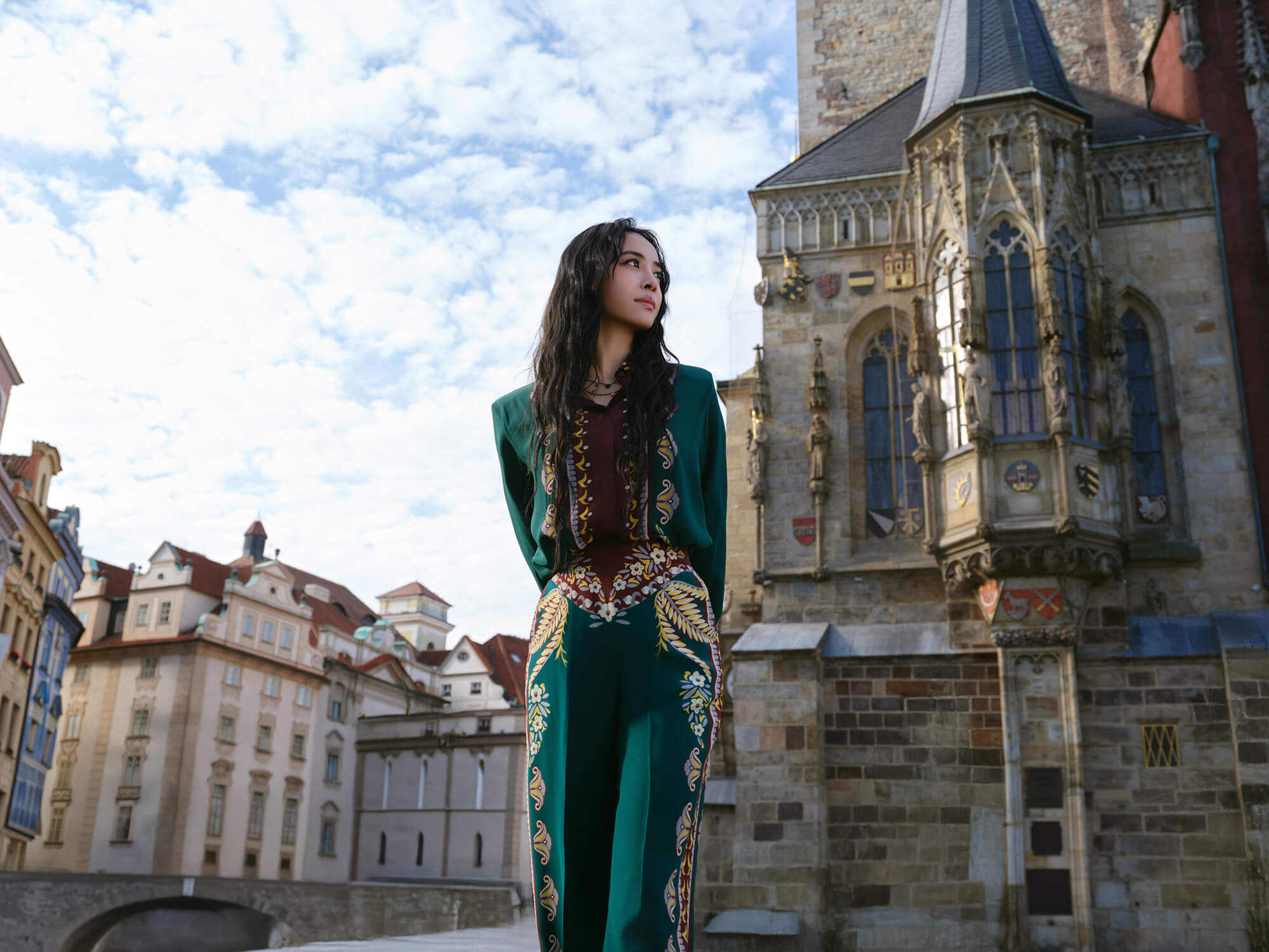 JOLIN遠赴當地取景拍攝，完成當年未能親赴布拉格拍攝MV的遺憾。