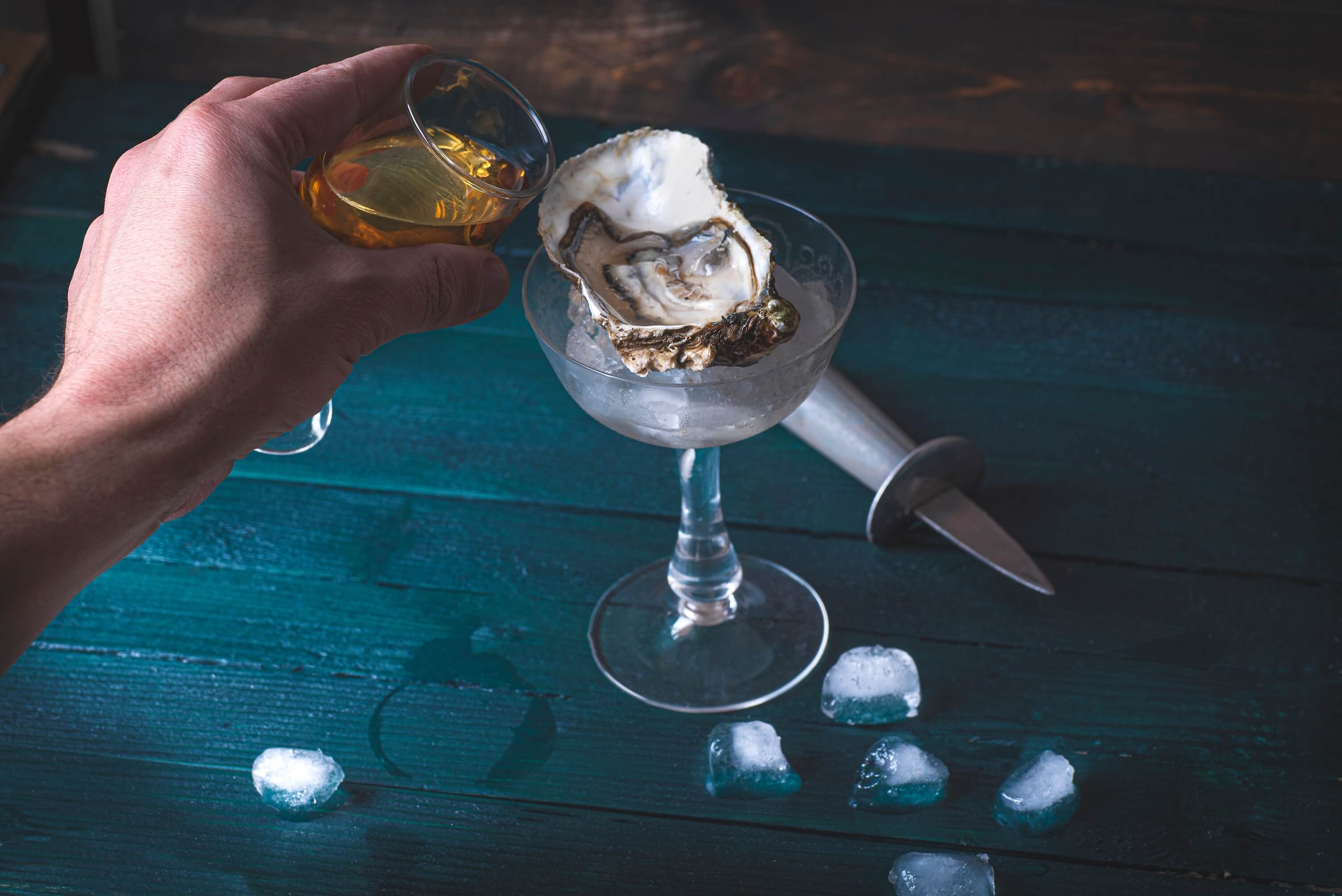 村上春樹在《如果我們的語言是威士忌》書中推薦單一麥芽威士忌與生蠔一起品嚐的老饕吃法。