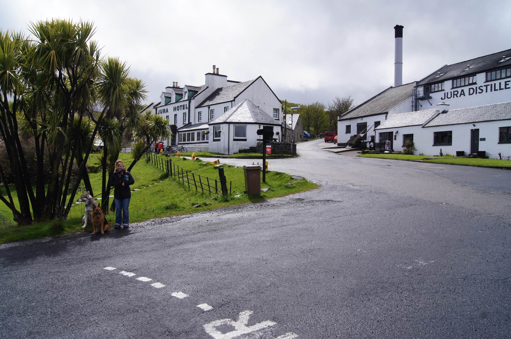 吉拉島上唯一的旅店與吉拉威士忌酒廠。