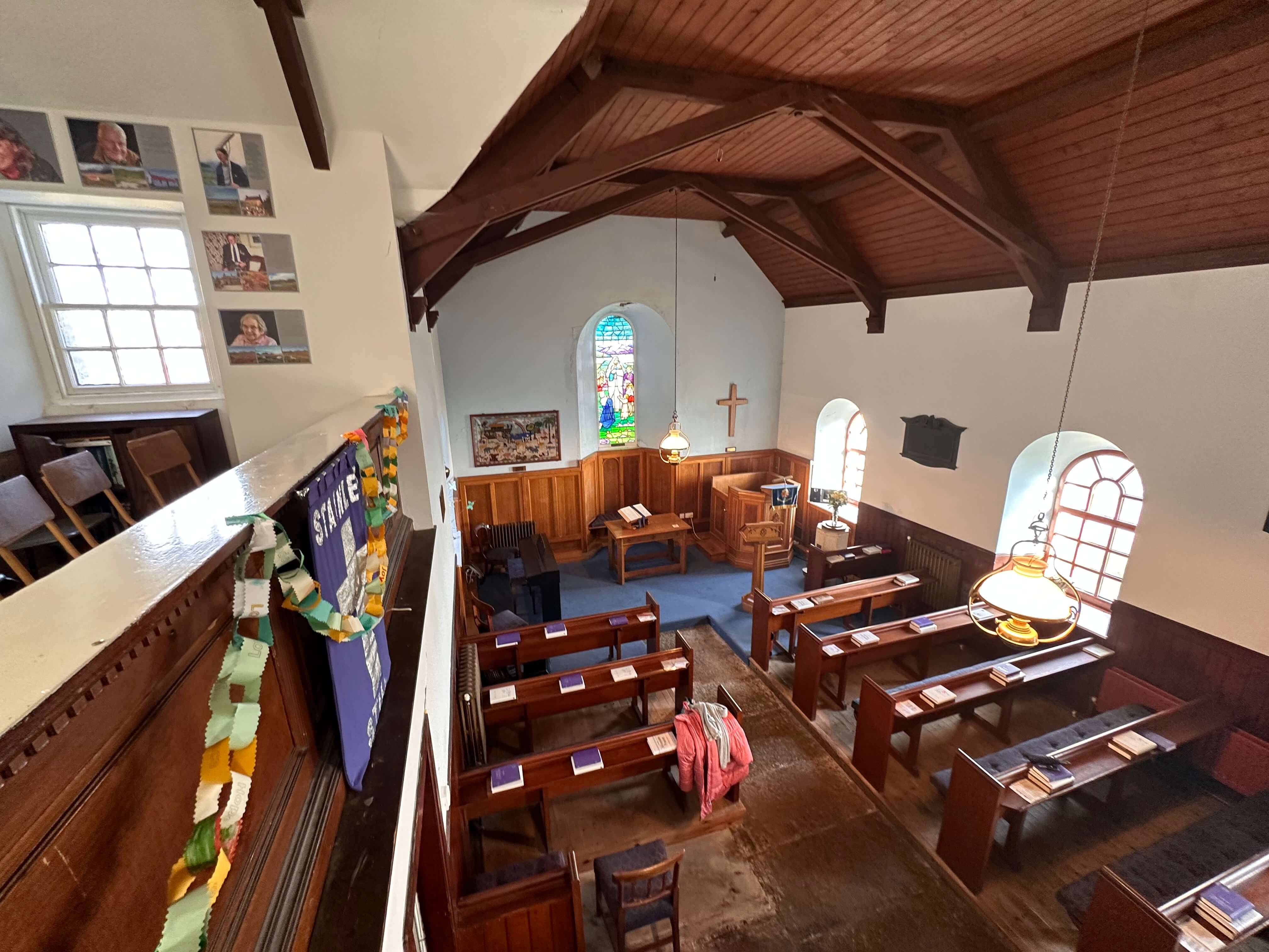 吉拉教堂與老照片歷史圖書區。