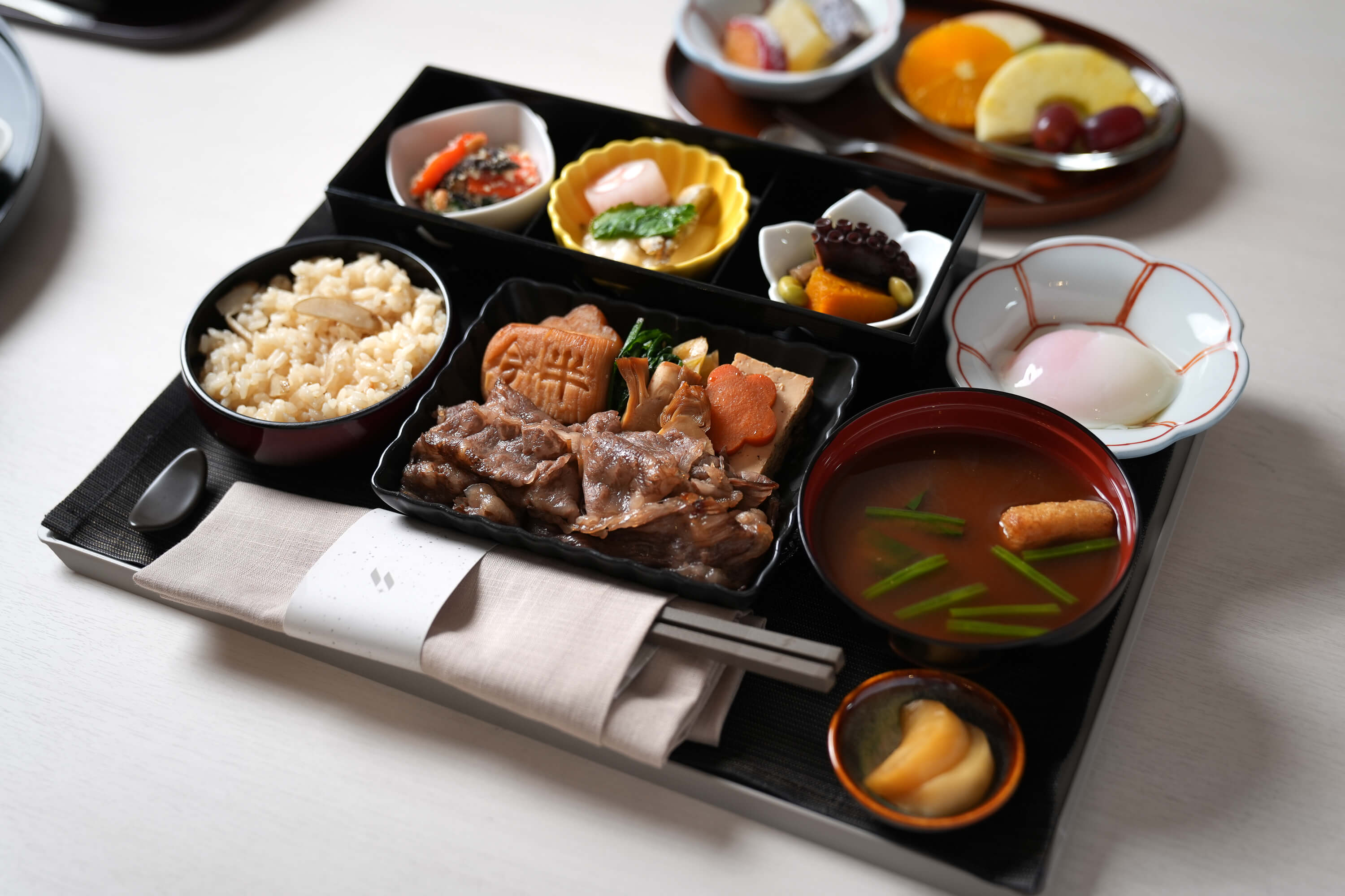 從日本東京出發的星宇航空頭等艙及商務艙，嚐得到「人形町今半」壽喜燒懷石料理。