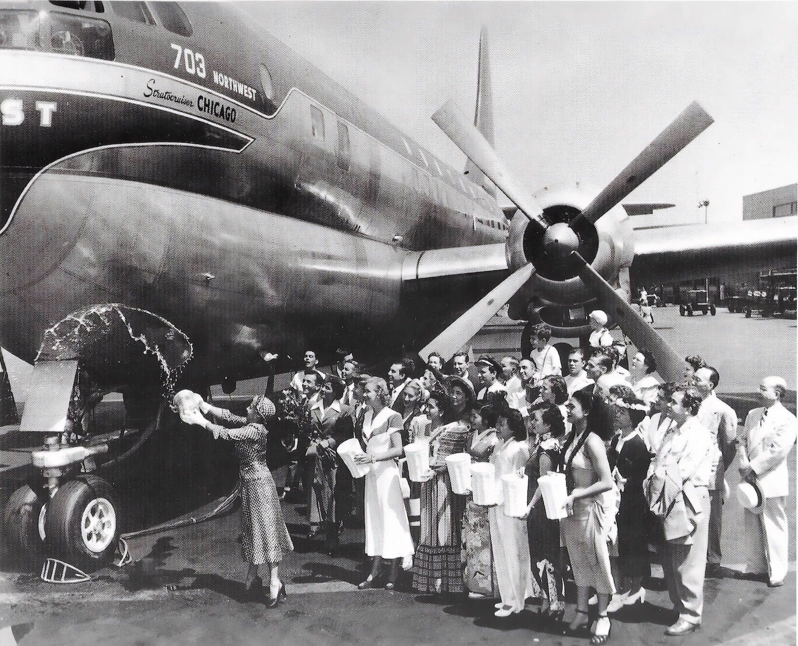  1949年，芝加哥中途島機場以一壺芝加哥啤酒為Stratocruiser Chicago航班舉行首航典禮，出席賓客身著西北航空各航線所及國家的傳統服飾。