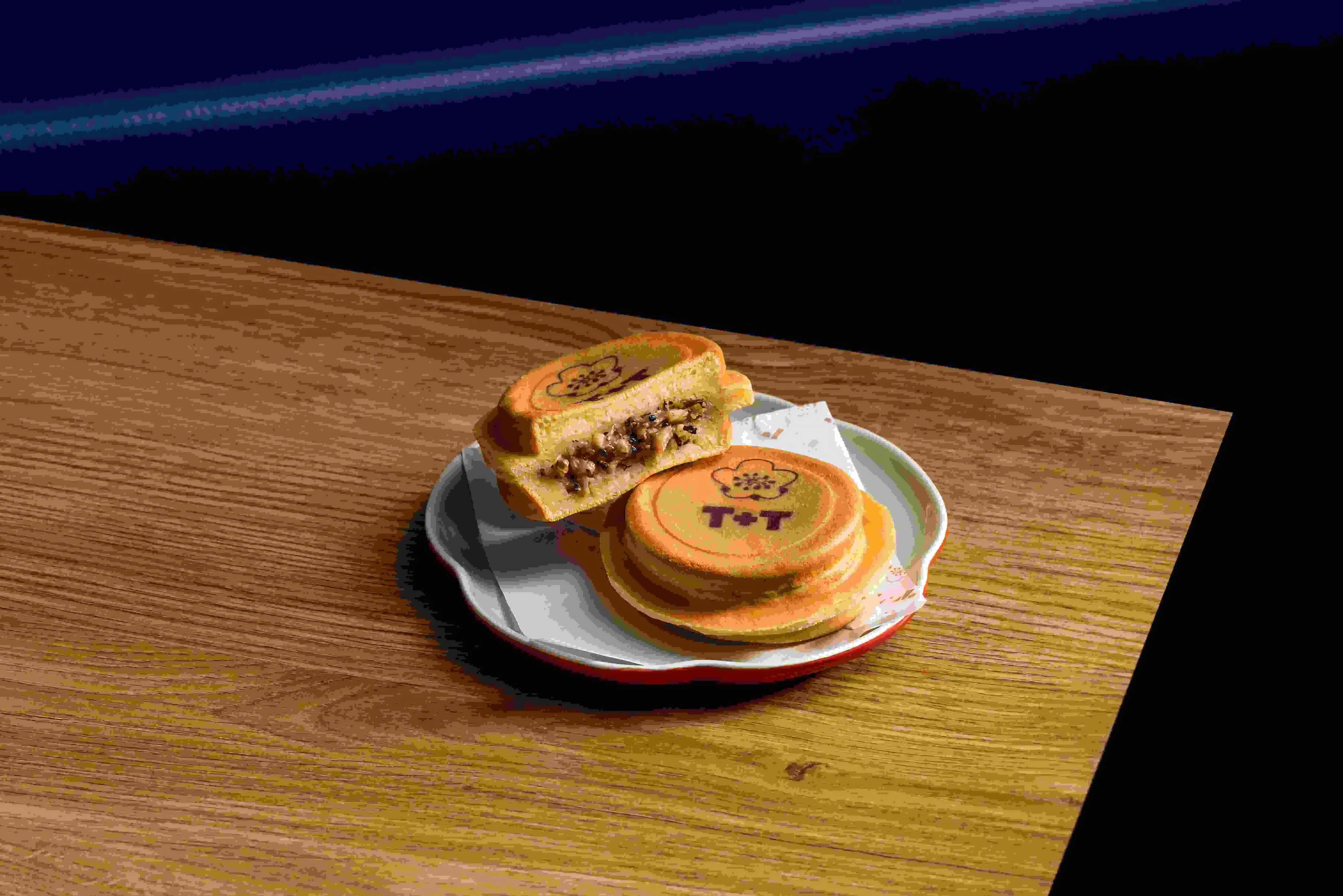 中華航空-玫瑰鴨松露車輪餅。