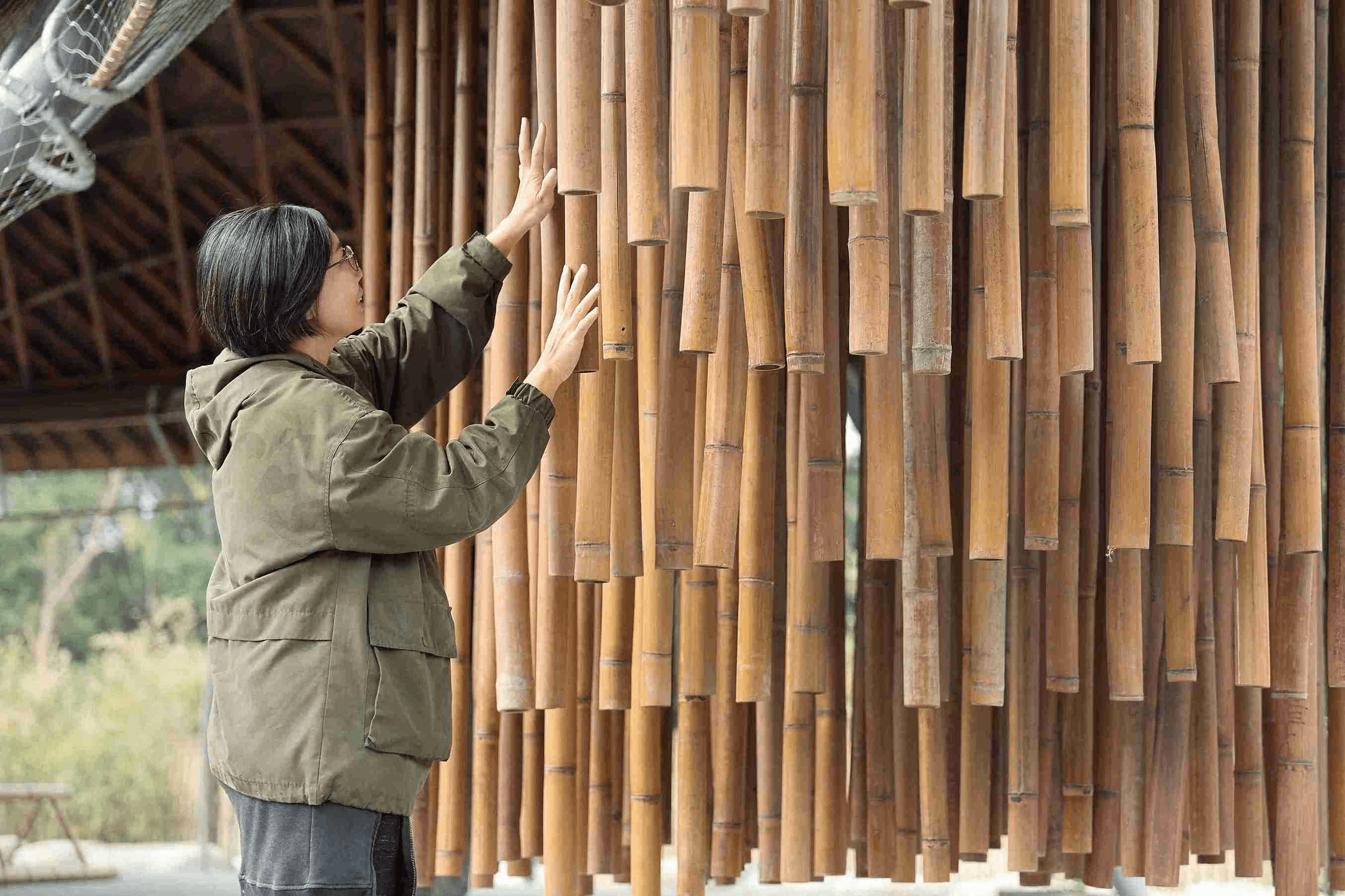 巨型竹風鈴錯落懸掛，彷彿能聽見竹林裡的浪潮聲。