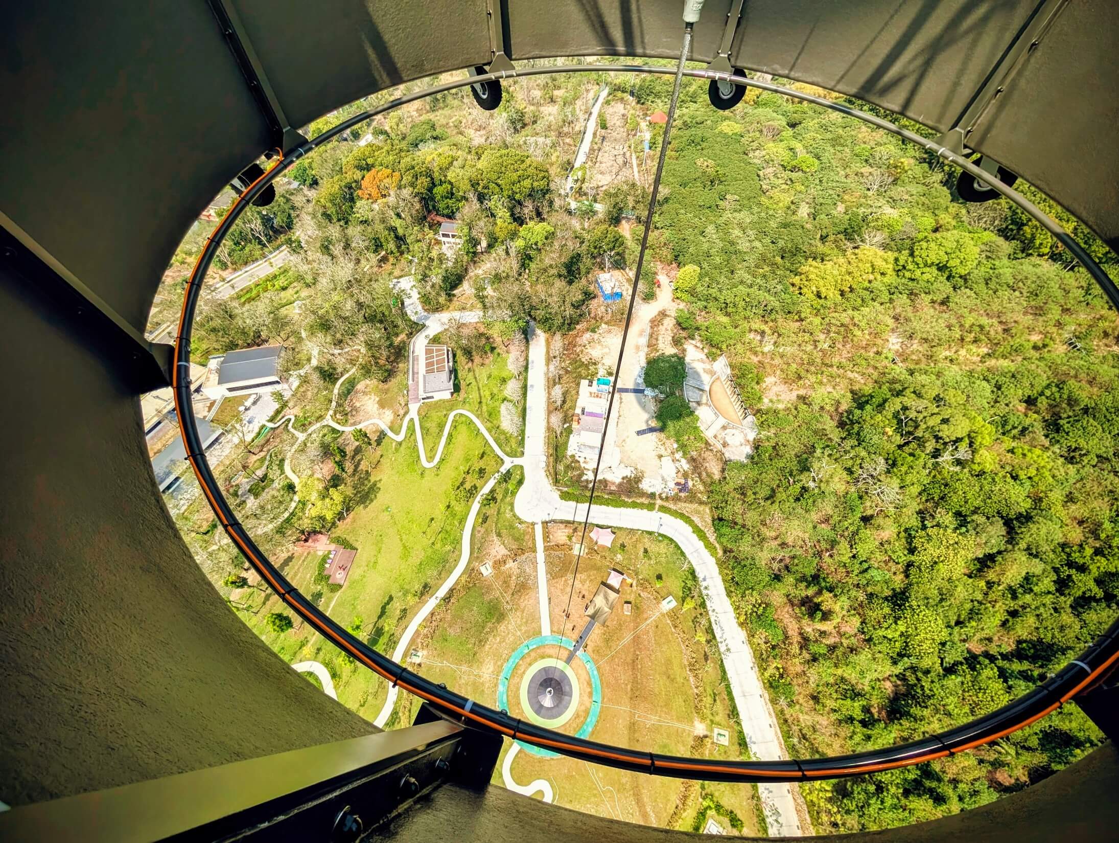 氦氣球載著旅人緩緩升起，往下俯瞰地表。