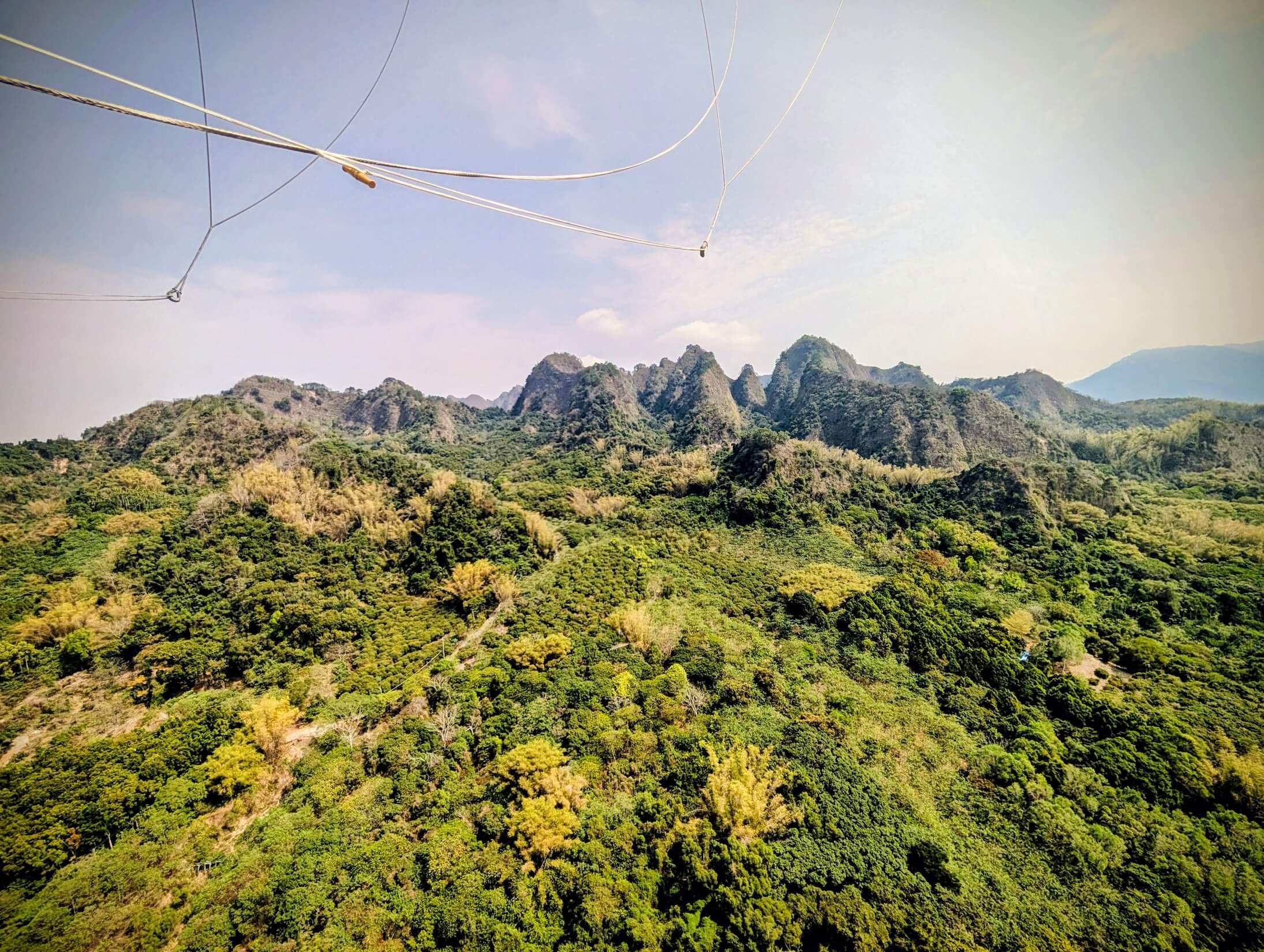 在氦氣球168公尺的高度上欣賞九九峰之美。