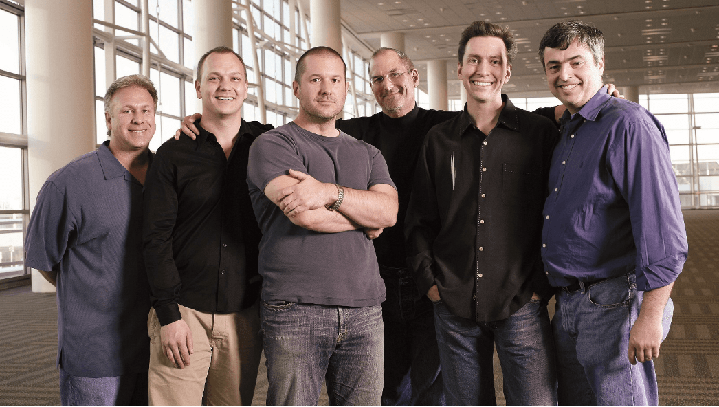 iPhone設計團隊合影，包括蘋果前首席設計長艾夫(左三)、賈伯斯(左四)。