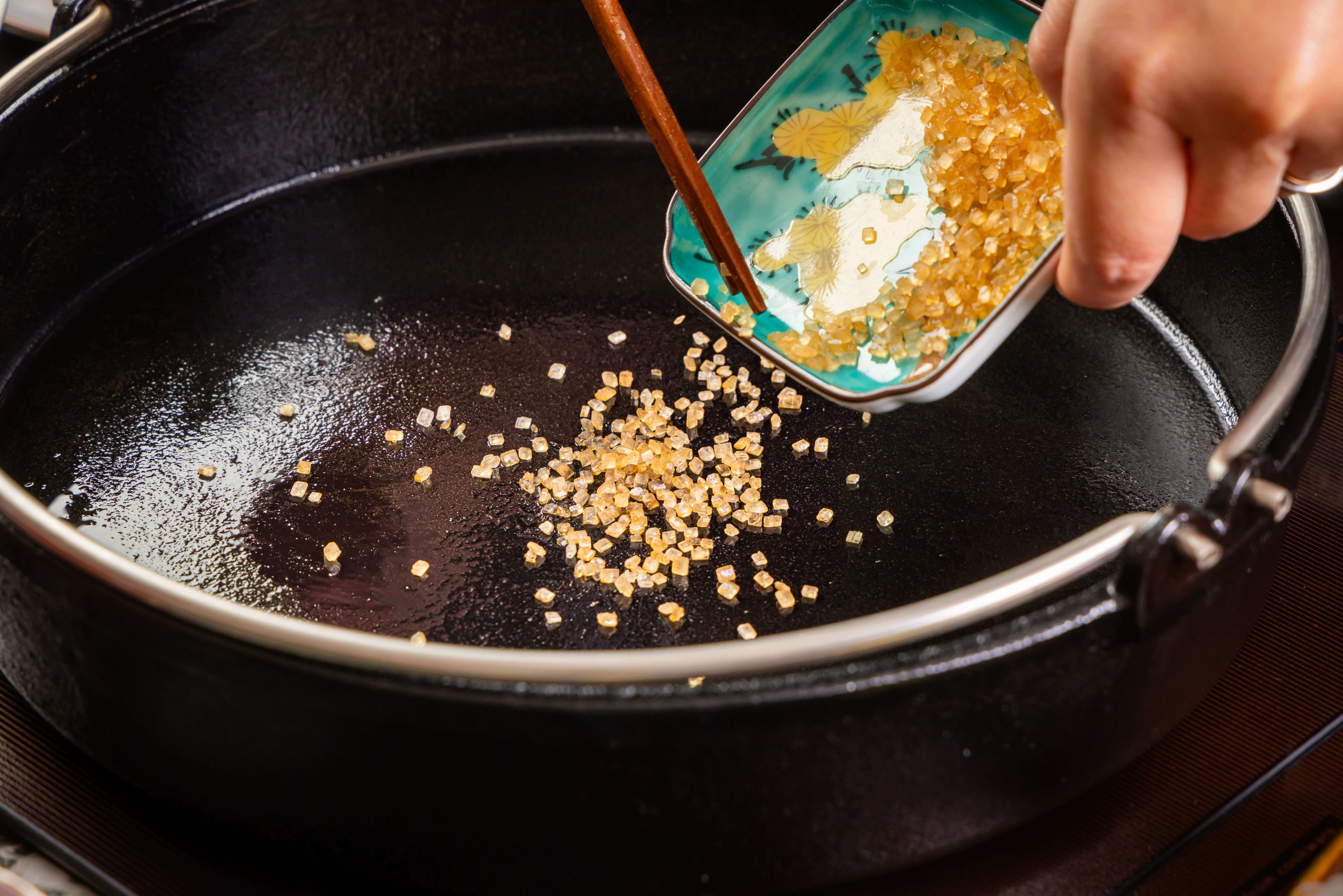 特選「中雙糖」在鑄鐵鍋中伴隨溫度升高，焦糖化色澤相當誘人。