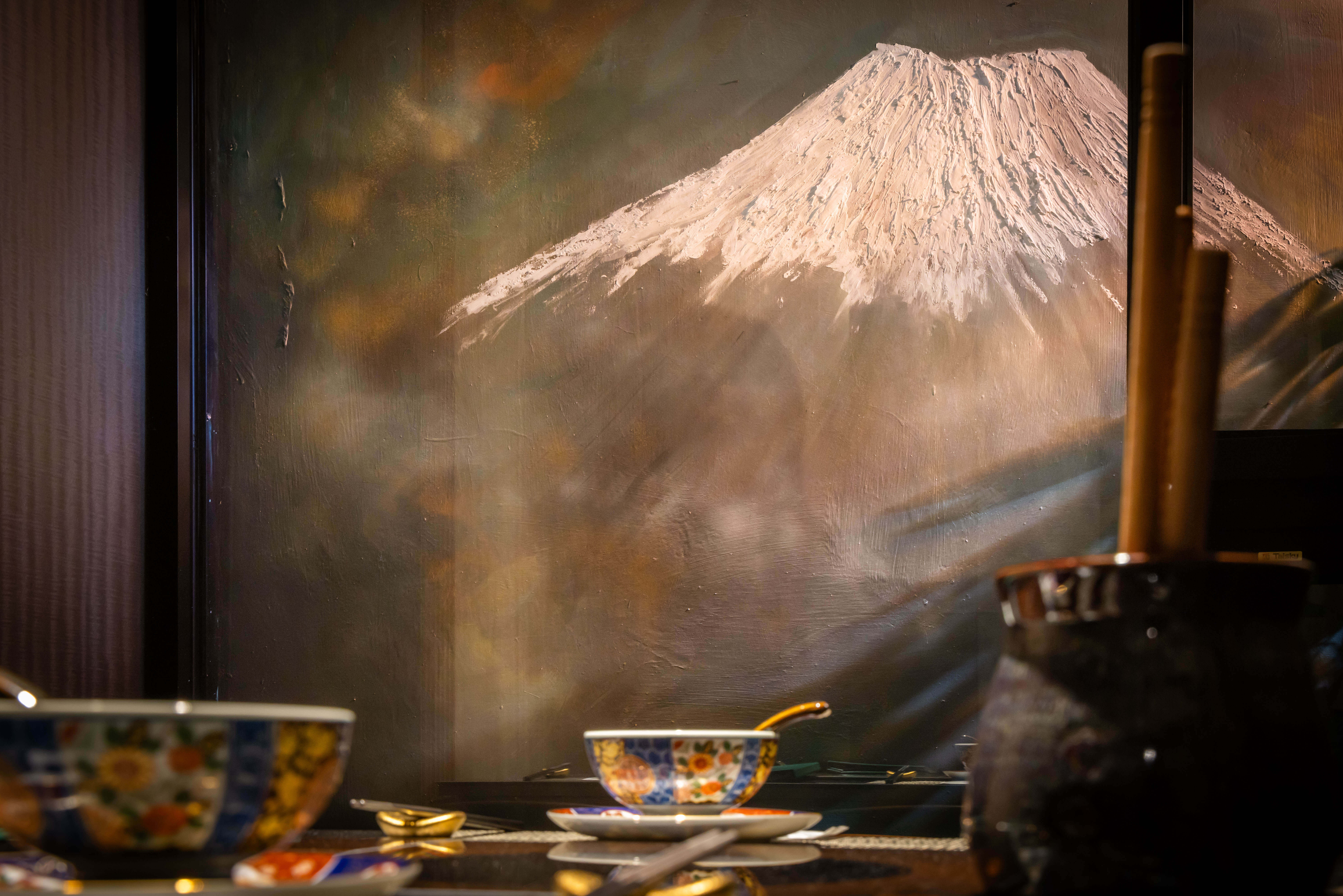 在包廂大啖美食之餘，也能欣賞手繪富士山絕美景致。