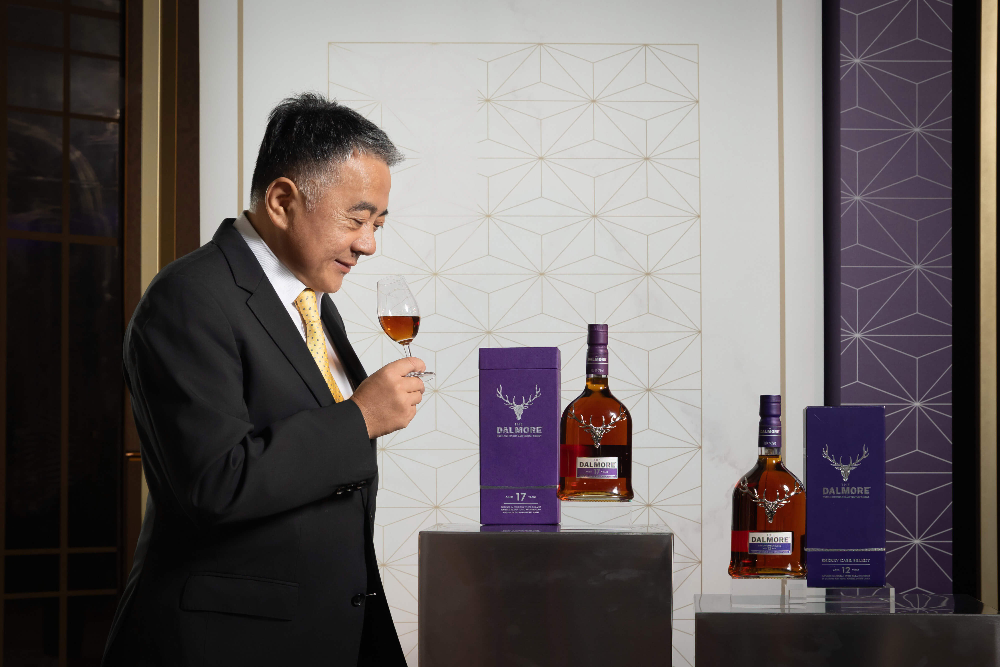 大摩獨家代理的尚格酒業董事長奚大寧與大摩雪莉三桶系列