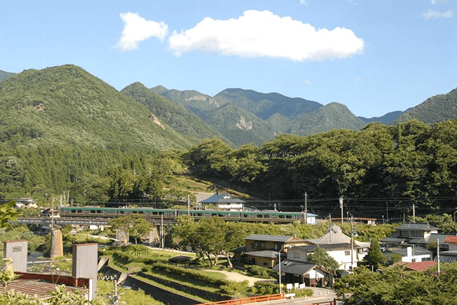 仙台線蜿蜒穿過崎嶇的山巒和幽深的峽谷，沿途風光旖旎圖片。來源／NAVITIME Travel