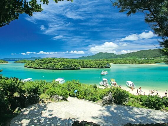 日本石垣島「川平灣」絕美風光。