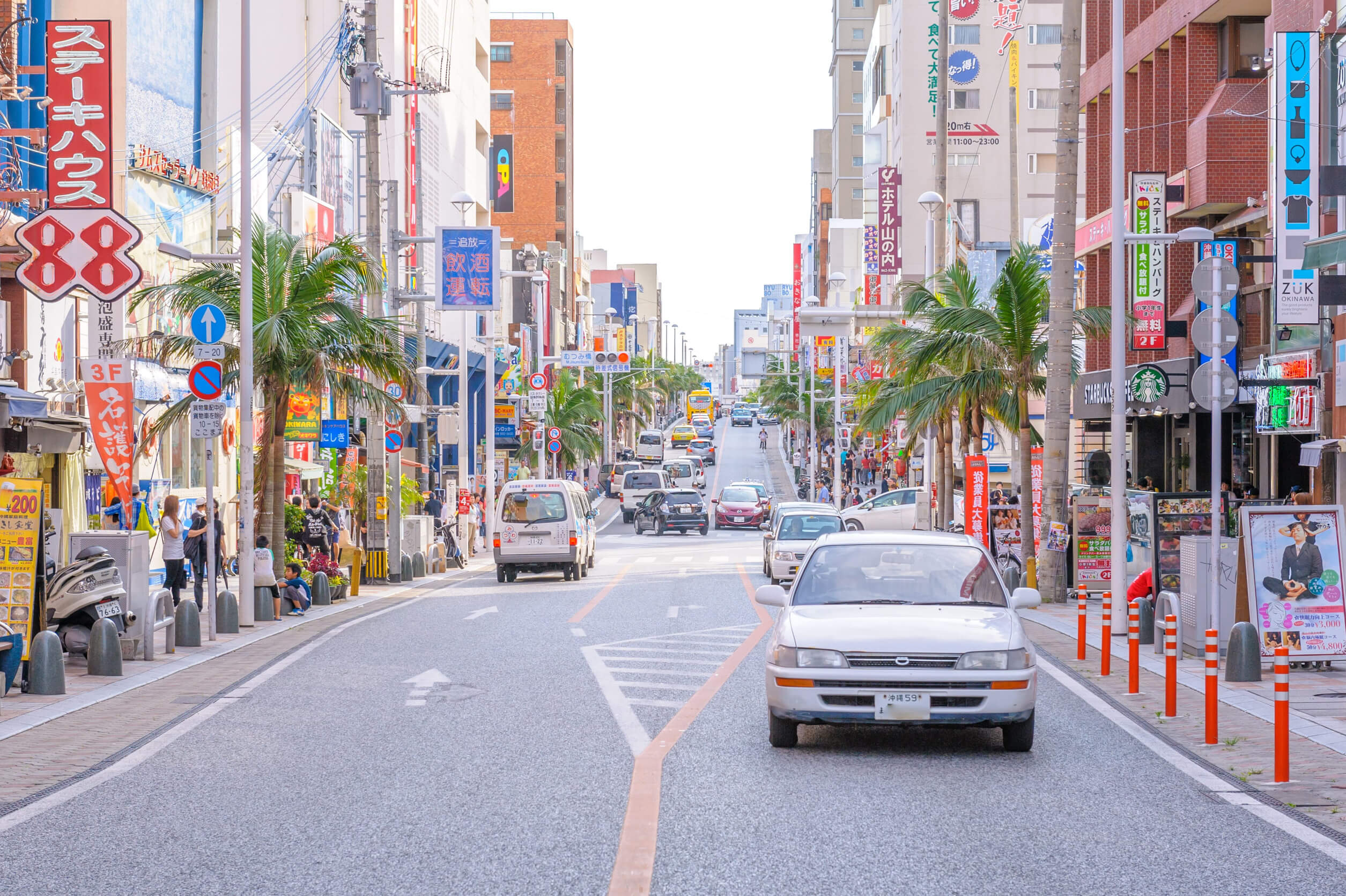 漫步在沖繩街道，享受愜意假期。