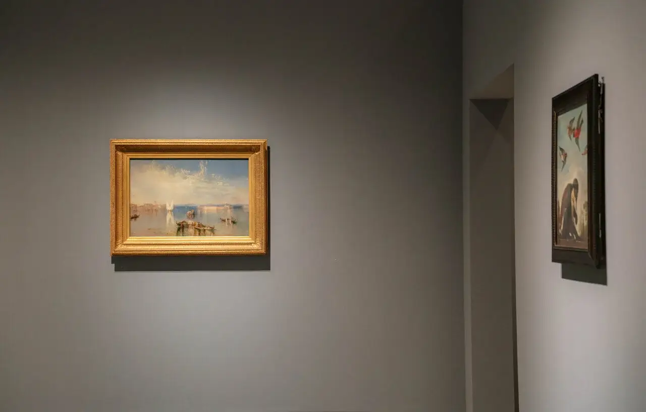 林志玲 擔任展覽代言人，以溫暖細膩的聲音陪伴觀眾欣賞每一件經典作品。 圖文／富邦美術館、時藝多媒體提供