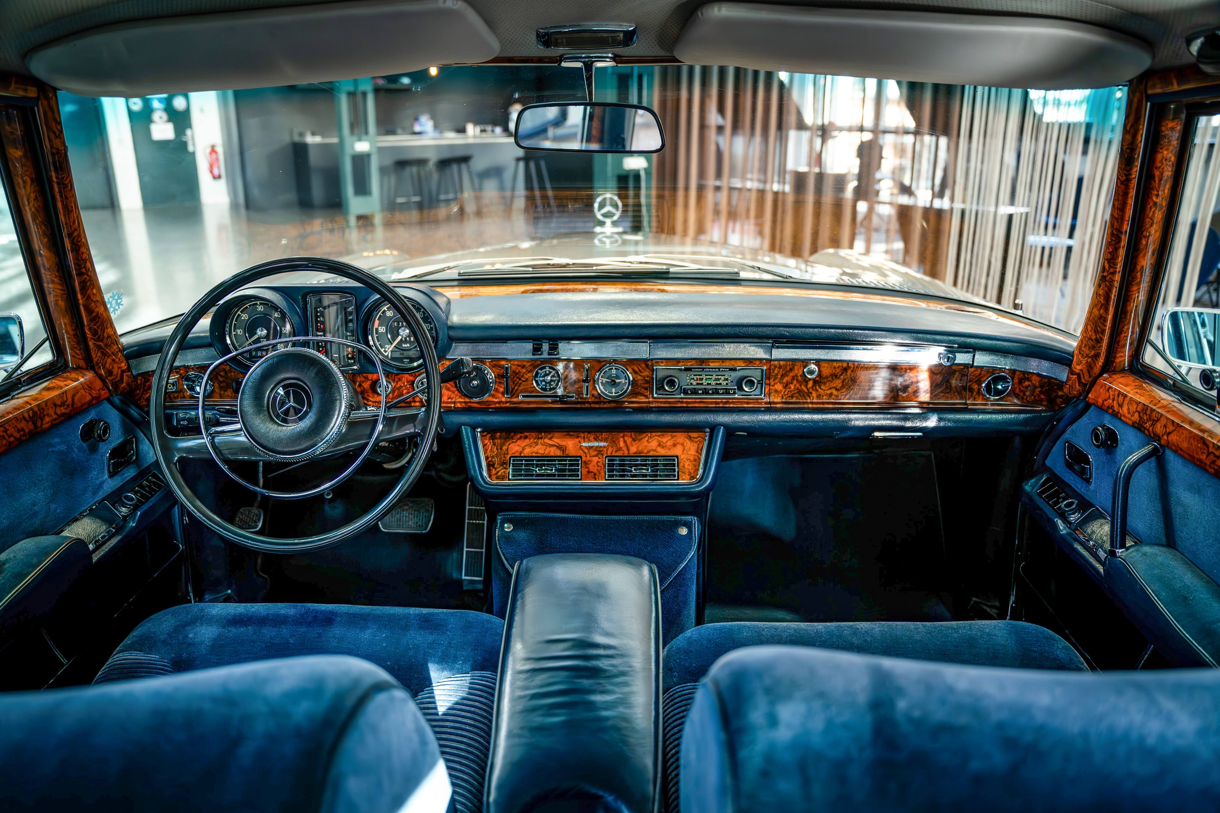 Mercedes-Benz 600（W 100）車室內裝。